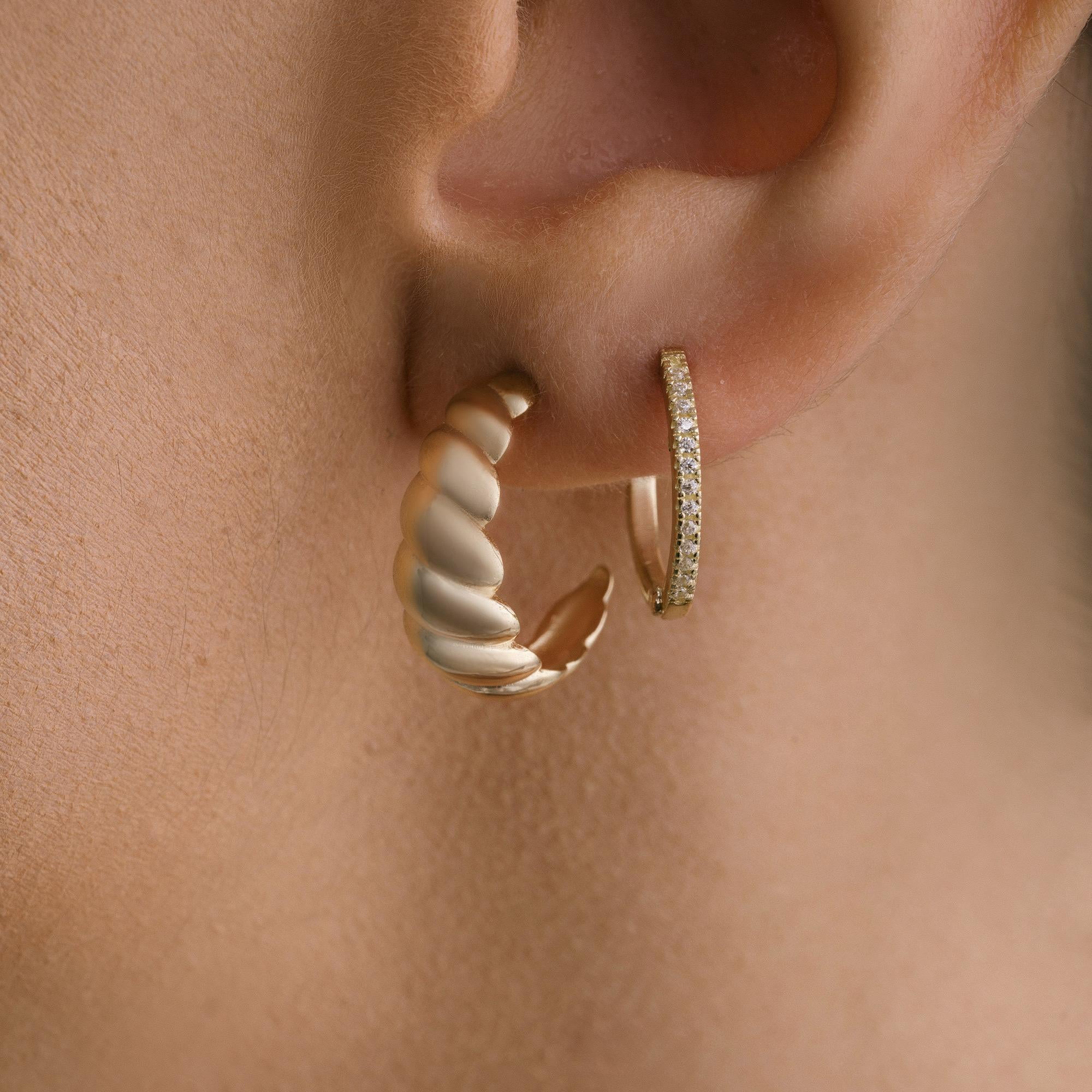 Moderno Orecchini a cerchio con zircone a mezza eternità in oro massiccio 14 carati, minimalisti e fatti a mano in vendita