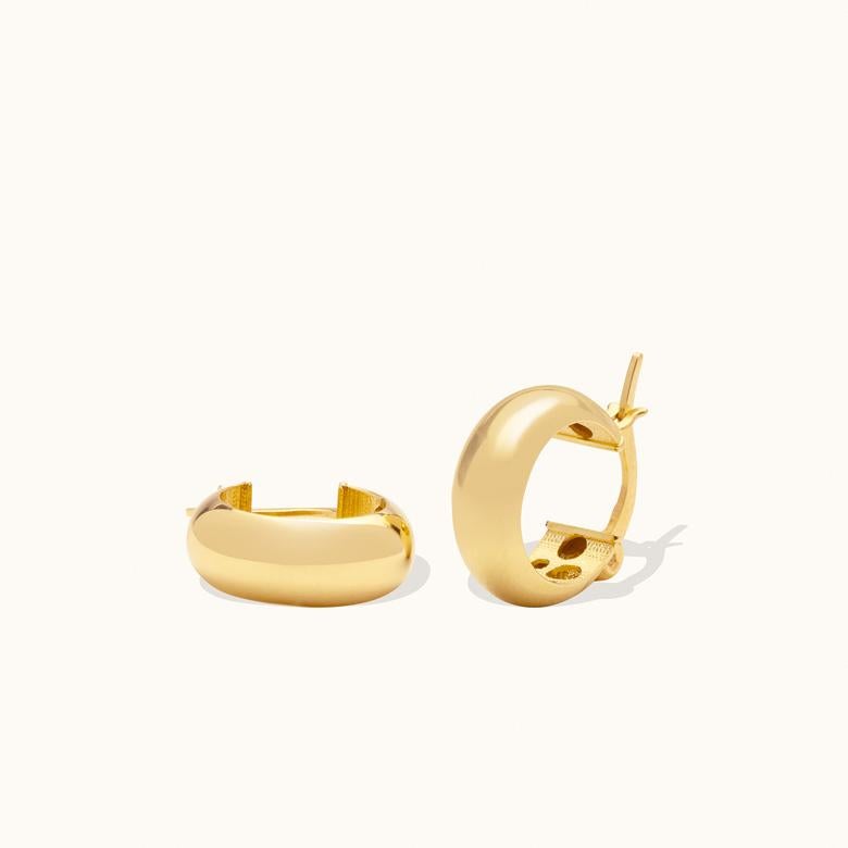 Exclusively crafted from genuine gold, Zelveti jewelry embodies purity and longevity. Available in 14 or 18 karat gold, Zelveti jewels are designed to whisper to your soul and carry forward your story across generations. The hallmark of 585 (14