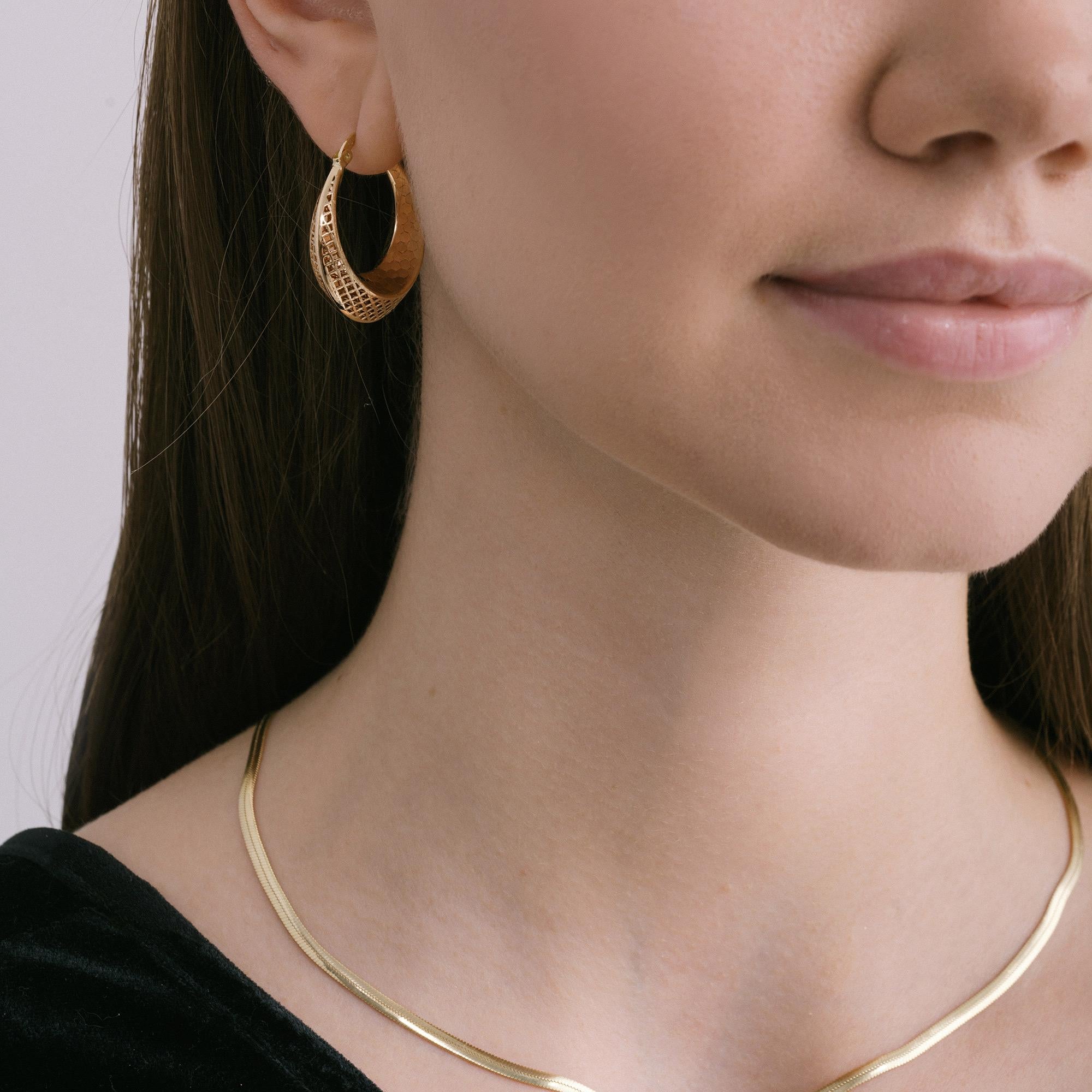 Exclusively crafted from genuine gold, Zelveti jewelry embodies purity and longevity. Available in 14 or 18 karat gold, Zelveti jewels are designed to whisper to your soul and carry forward your story across generations. The hallmark of 585 (14