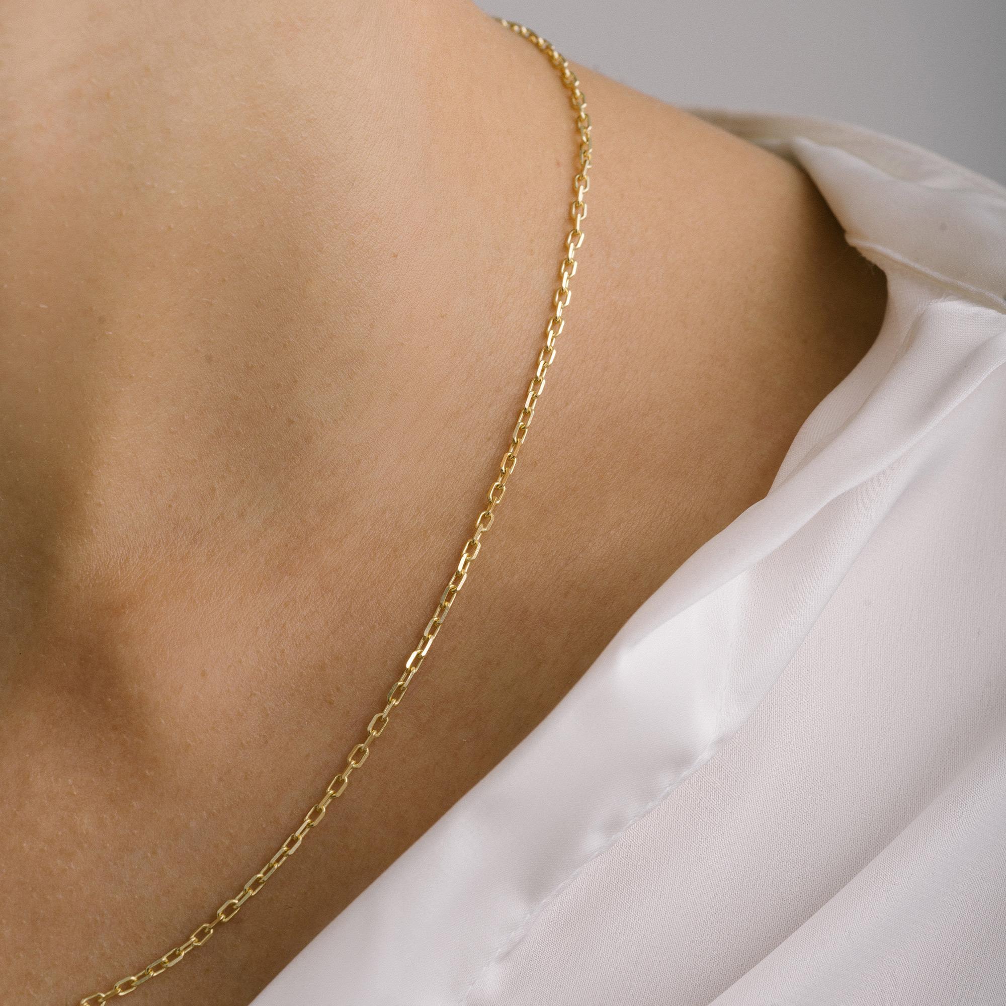 Exclusivement fabriqués en or véritable, les bijoux Zelveti incarnent la pureté et la longévité. Disponibles en or 14 ou 18 carats, les bijoux Zelveti sont conçus pour chuchoter à votre âme et transmettre votre histoire à travers les générations. Le
