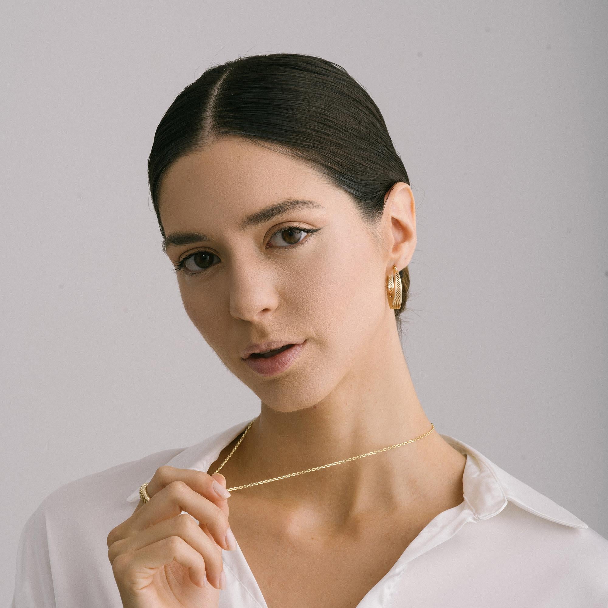 Chaîne collier à maillons fins en or massif minimaliste fait à la main  14 Karat en vente 1
