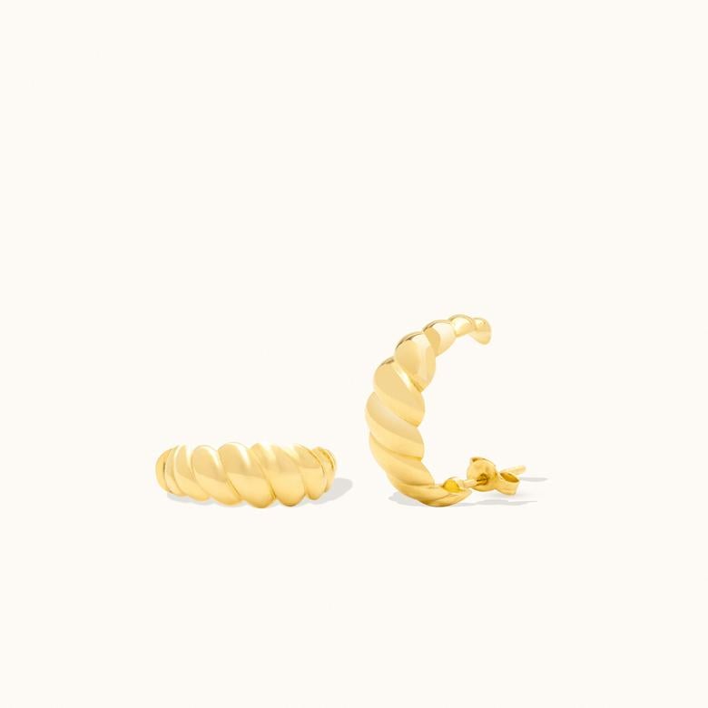 Realizzati esclusivamente in oro genuino, i gioielli Zelveti incarnano purezza e longevità. Disponibili in oro a 14 o 18 carati, i Jewell di Zelveti sono progettati per sussurrare alla tua anima e portare avanti la tua storia attraverso le