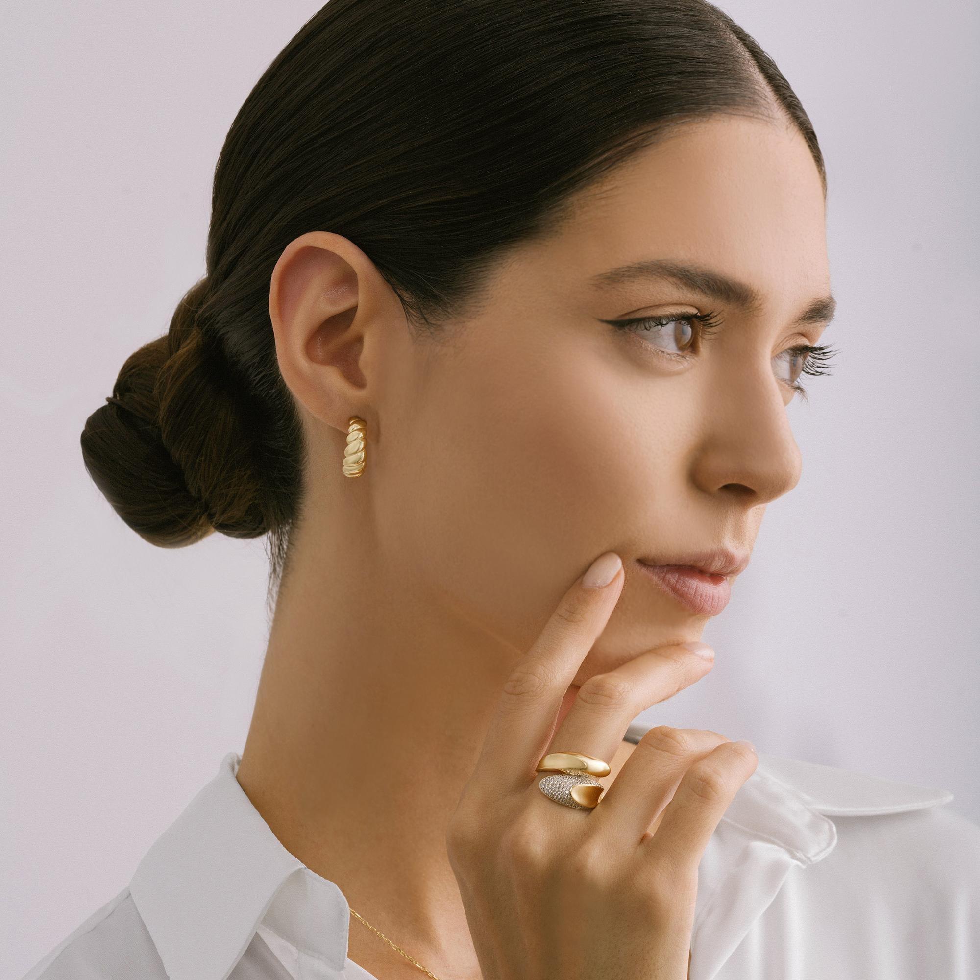 Orecchini Twist Croissant Half Hoop in oro massiccio 14 carati Minimalisti fatti a mano In condizioni Nuovo in vendita a Patchogue, NY