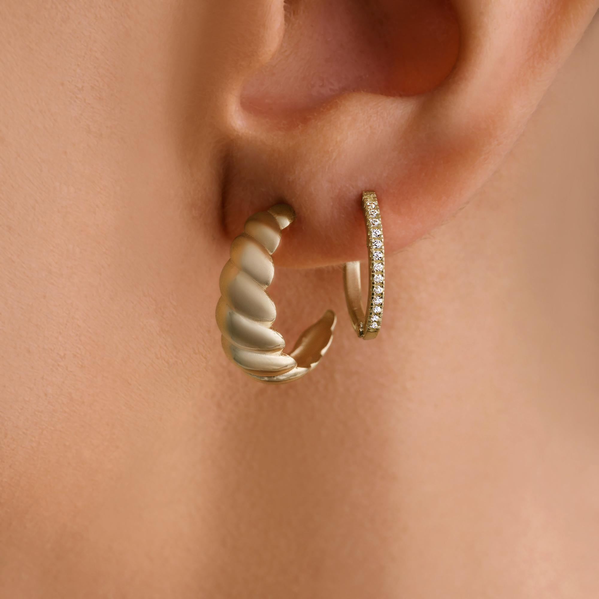 Orecchini Twist Croissant Half Hoop in oro massiccio 14 carati Minimalisti fatti a mano in vendita 1