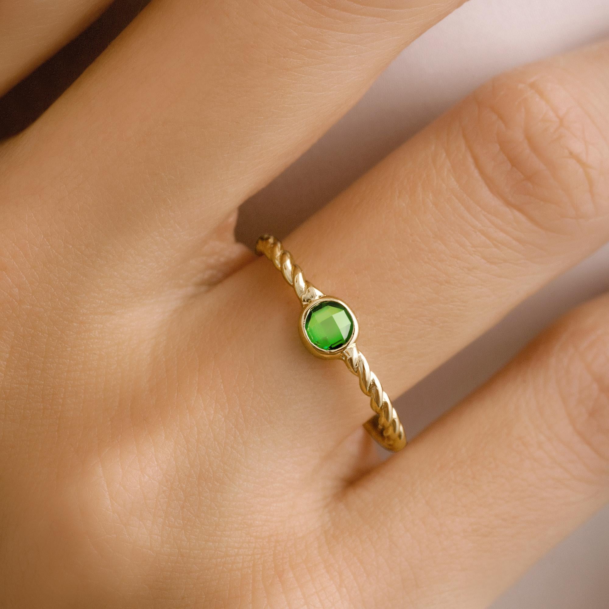 Exclusivement fabriqués en or véritable, les bijoux Zelveti incarnent la pureté et la longévité. Disponibles en or 14 ou 18 carats, les bijoux Zelveti sont conçus pour chuchoter à votre âme et transmettre votre histoire à travers les générations. Le