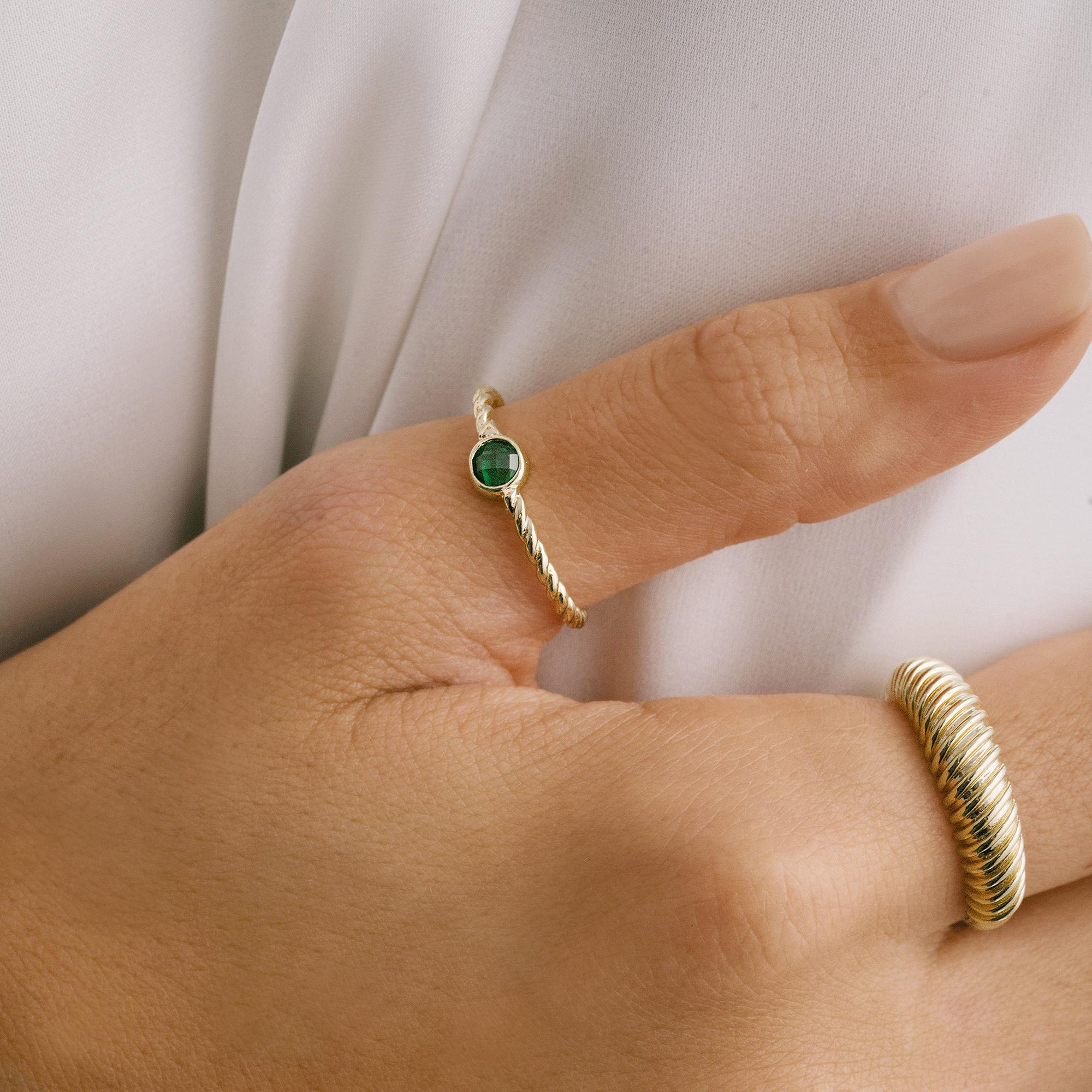 Moderne Bague empilable en or massif 14 carats avec zircon vert torsadé en vente