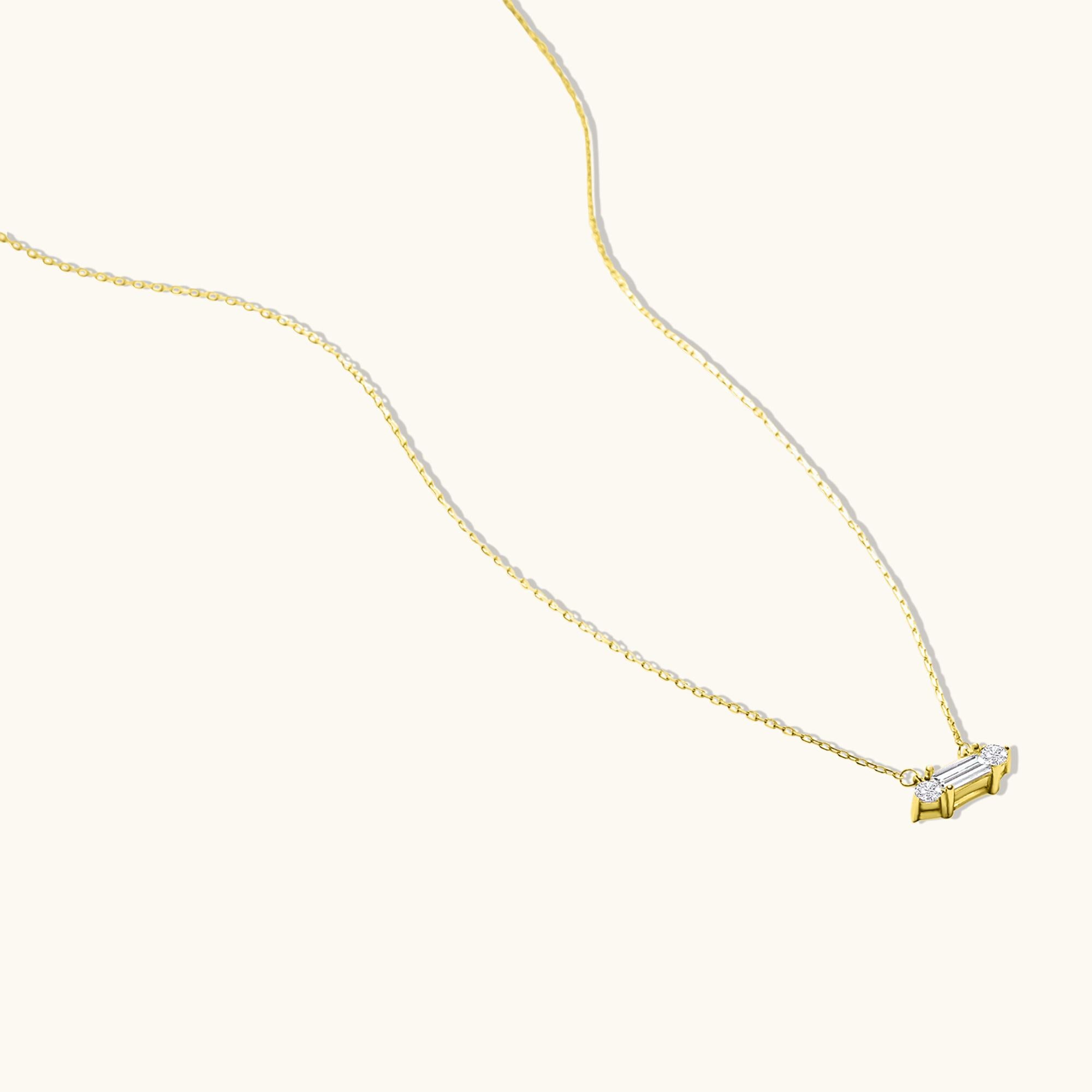Moderne Petit collier pendentif minimaliste fait main en or massif 14 carats avec barre de zircon en vente