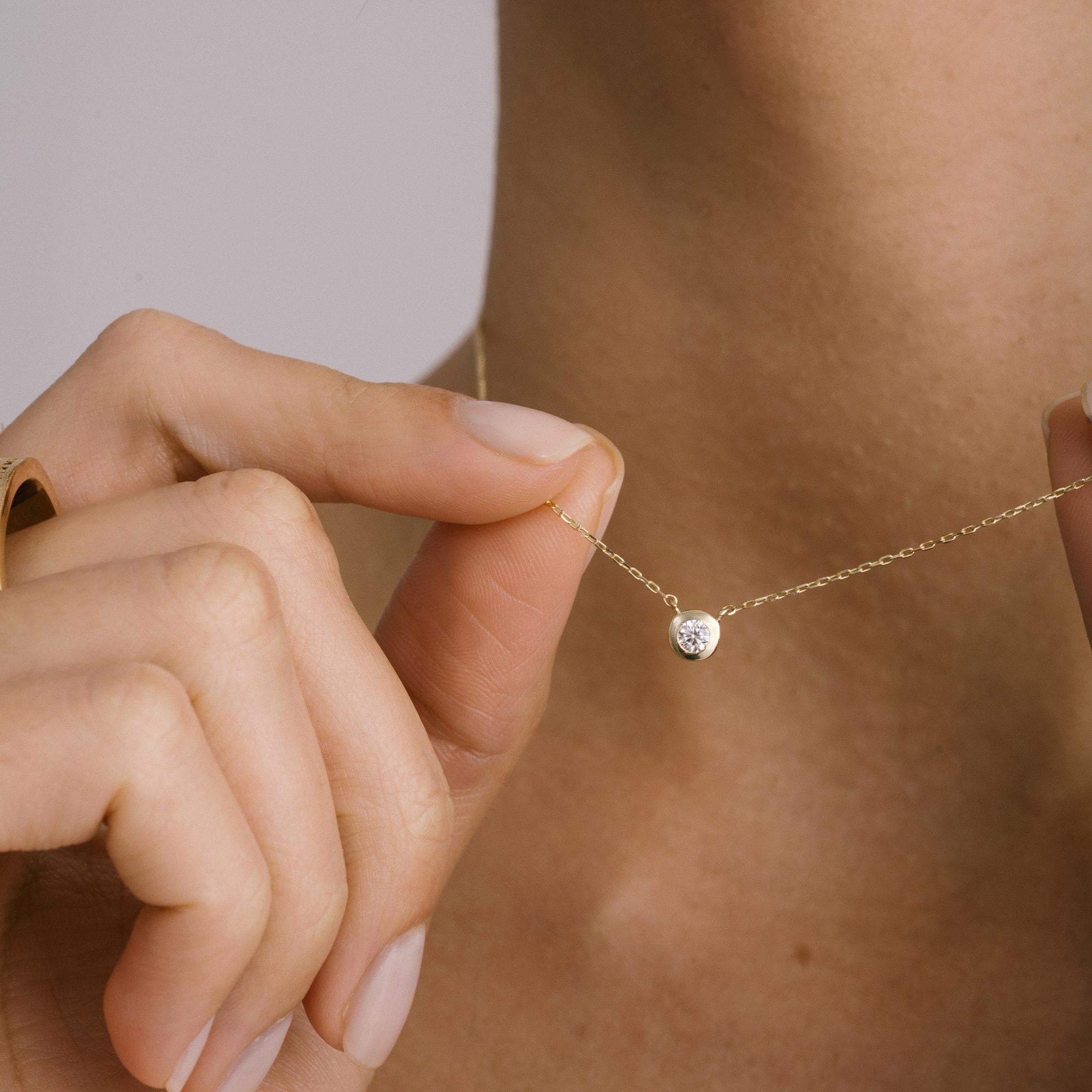 da uomo o donna Collana con ciondolo con zircone solitario in oro massiccio 14 carati, minimalista e fatta a mano in vendita