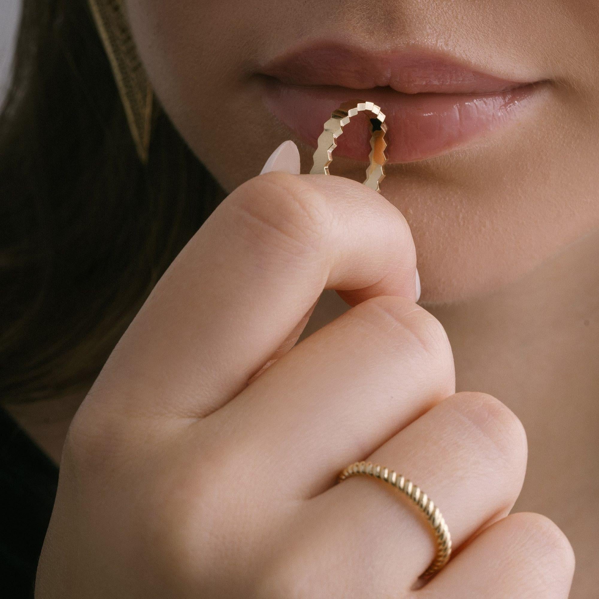 Realizzati esclusivamente in oro genuino, i gioielli Zelveti incarnano purezza e longevità. Disponibili in oro a 14 o 18 carati, i Jewell di Zelveti sono progettati per sussurrare alla tua anima e portare avanti la tua storia attraverso le