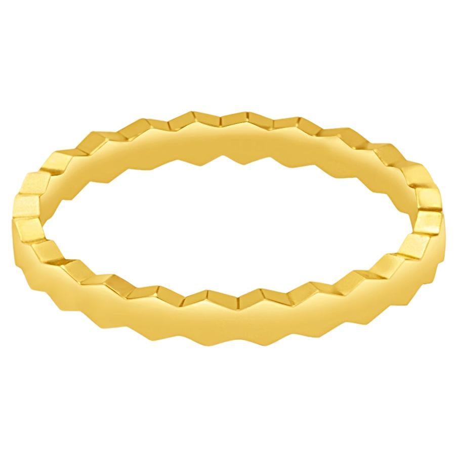 Anello impilabile sottile con onda a nido d'ape in oro massiccio minimalista a 14 carati in vendita