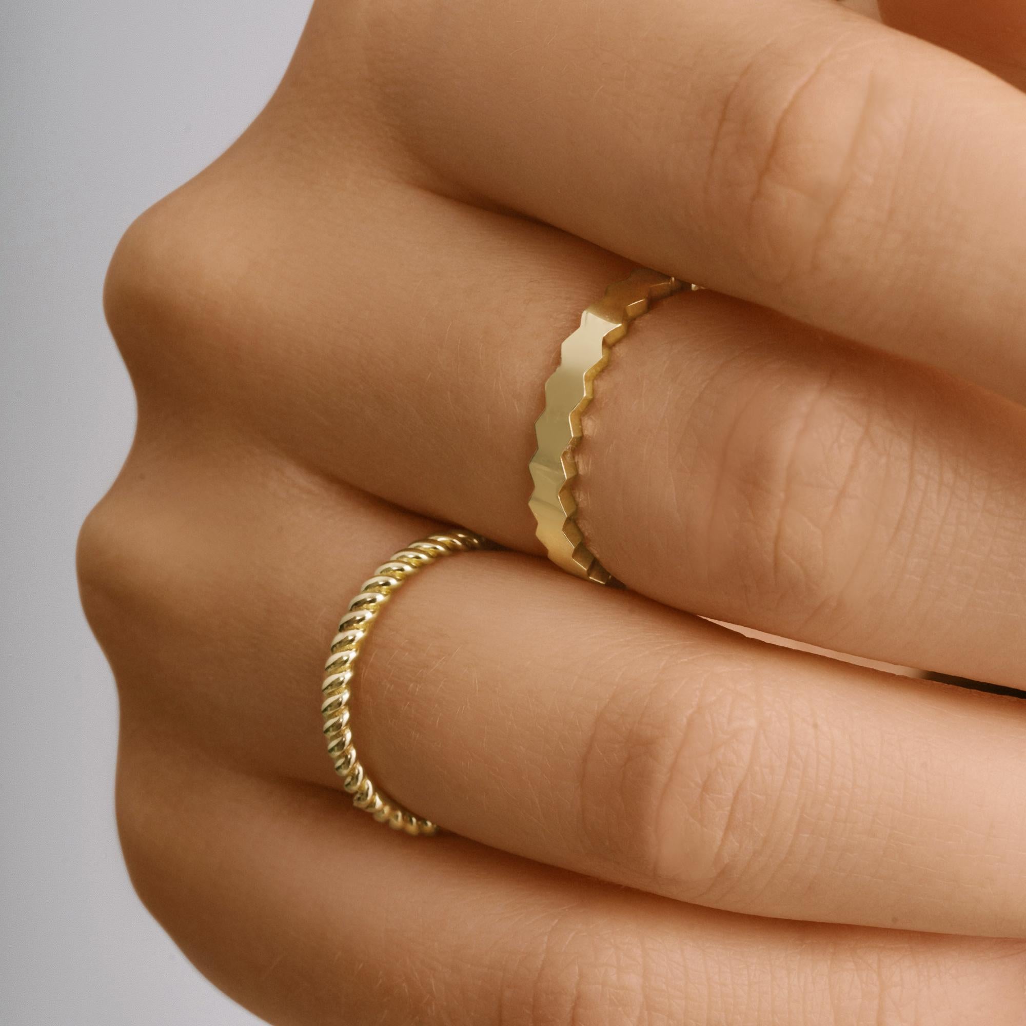 Exclusivement fabriqués en or véritable, les bijoux Zelveti incarnent la pureté et la longévité. Disponibles en or 14 ou 18 carats, les bijoux Zelveti sont conçus pour chuchoter à votre âme et transmettre votre histoire à travers les générations. Le