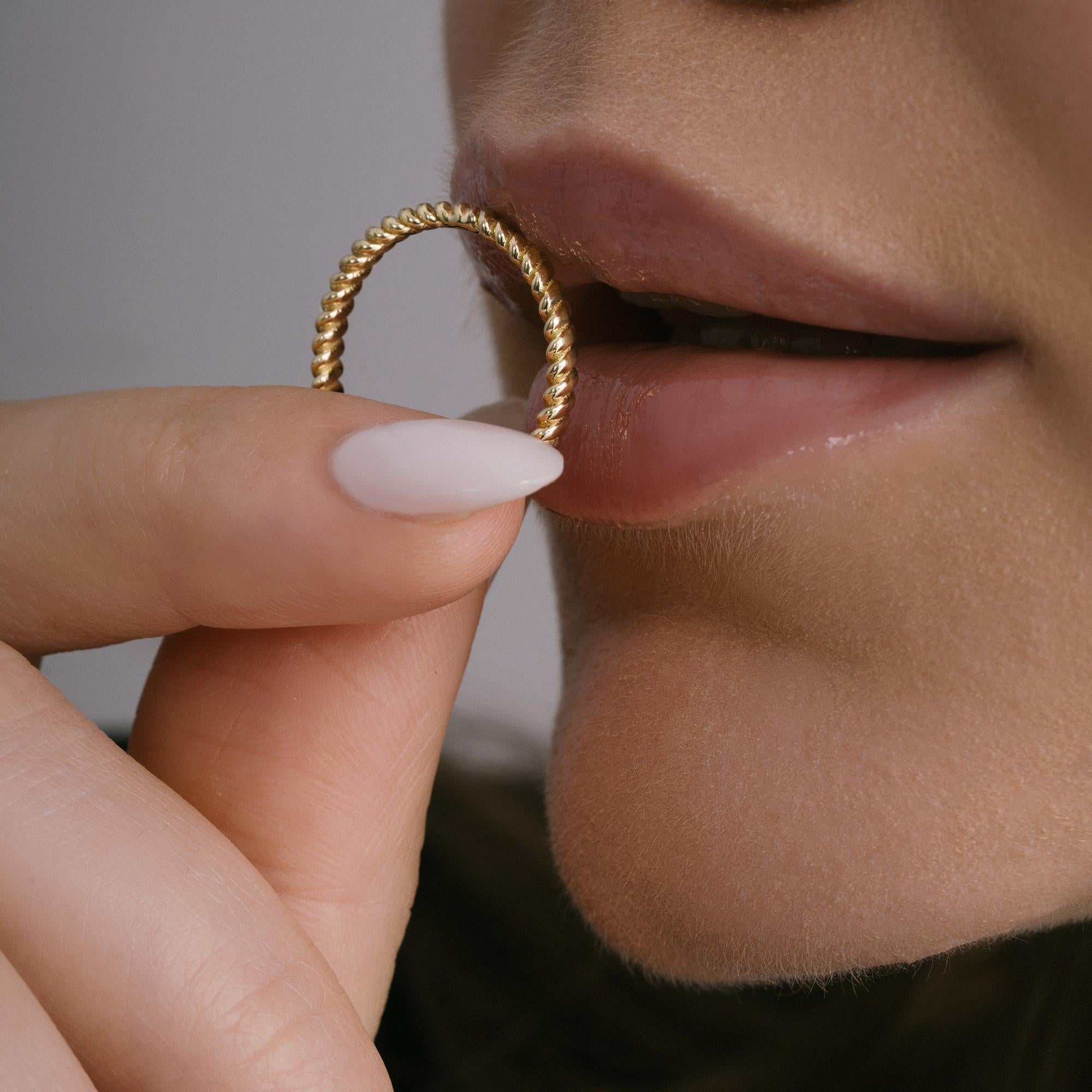 Bague empilable Thin Twist Rope en or massif minimaliste  14 Karat Unisexe en vente