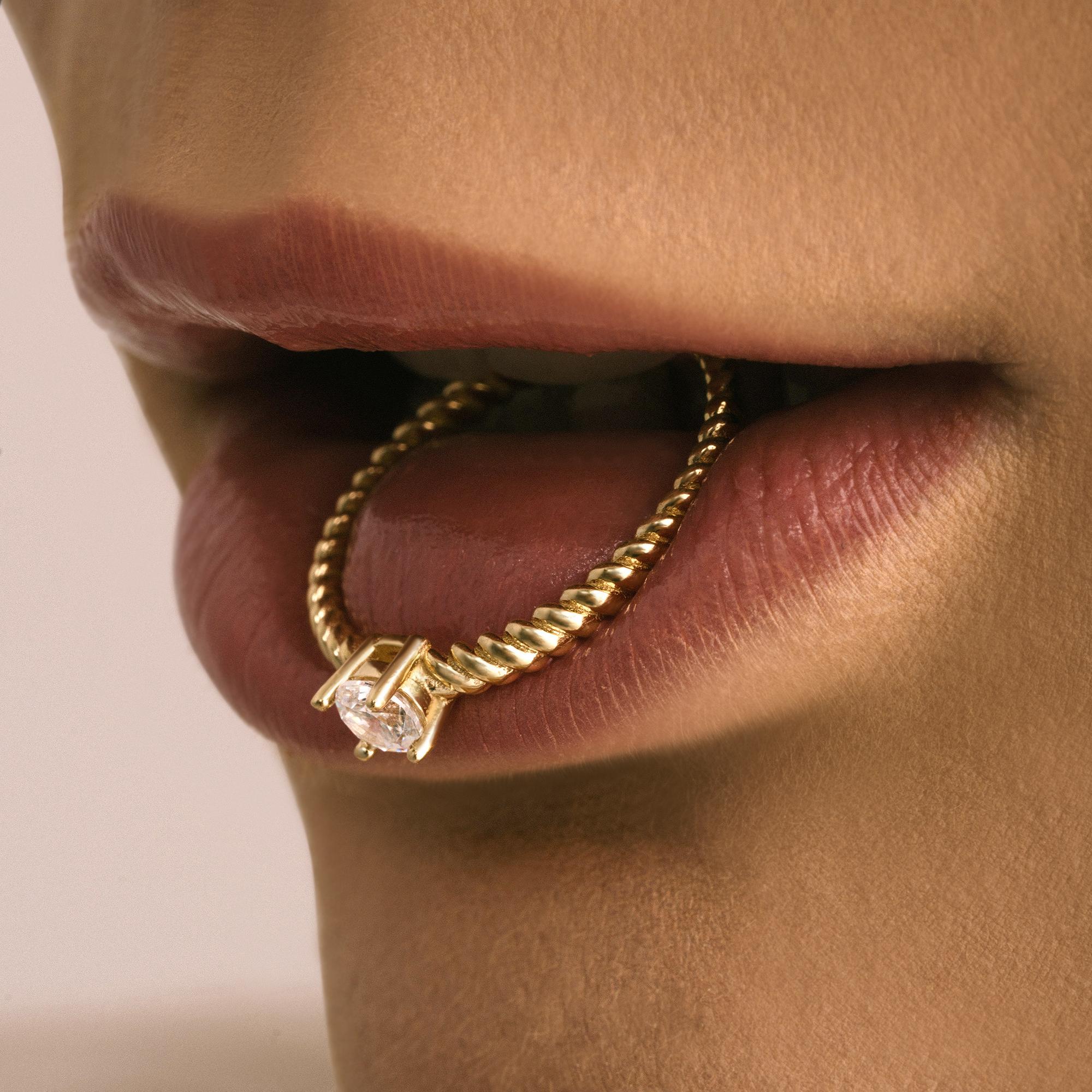 Stapelbarer Zirkon-Ring aus massivem Gold mit gedrehtem Seil Minimalistischer 14 Karat (Rundschliff) im Angebot