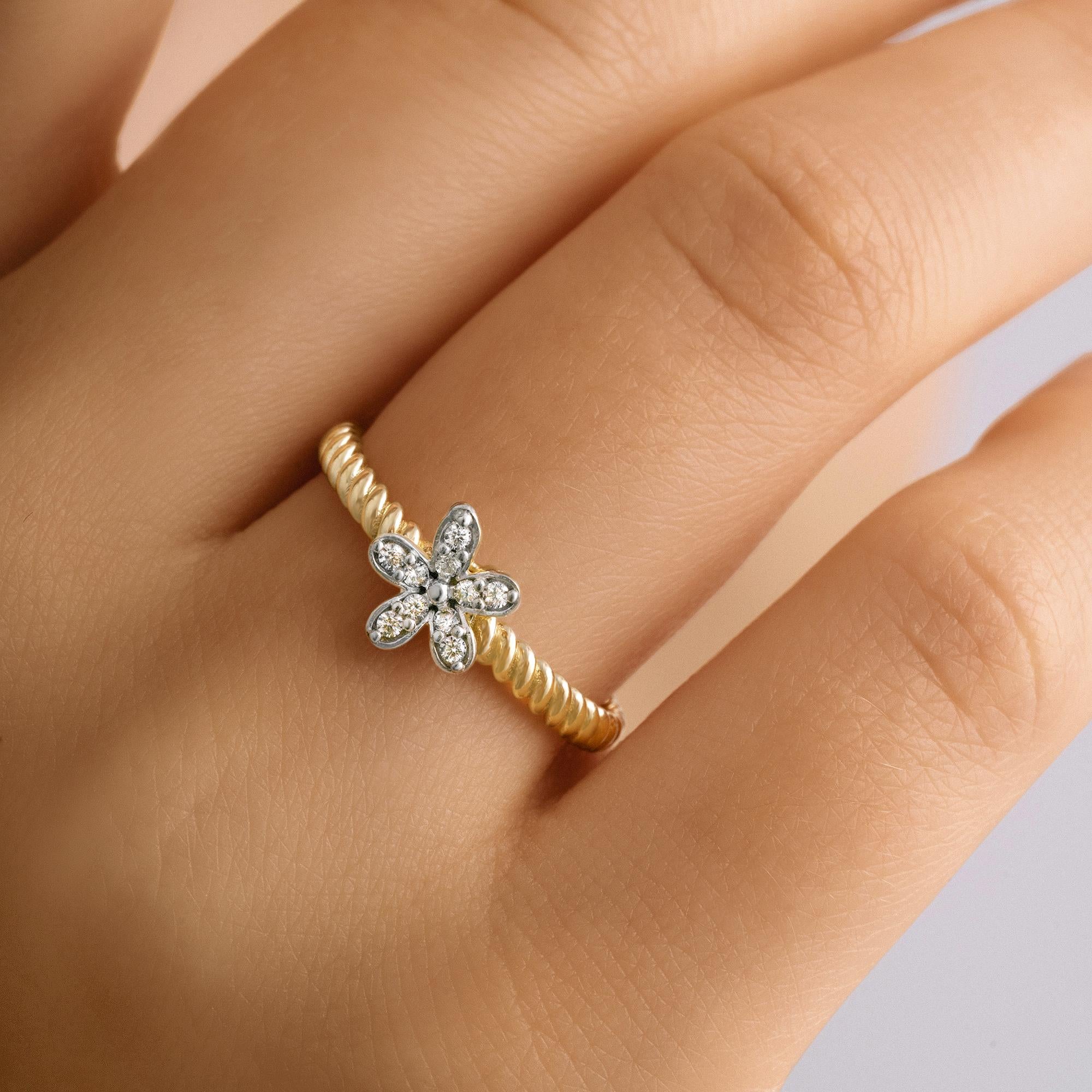Exclusivement fabriqués en or véritable, les bijoux Zelveti incarnent la pureté et la longévité. Disponibles en or 14 ou 18 carats, les bijoux Zelveti sont conçus pour chuchoter à votre âme et transmettre votre histoire à travers les générations. Le
