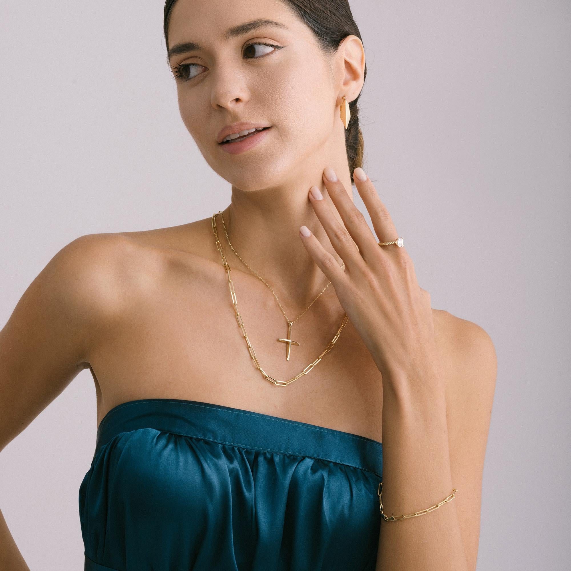 Stapelbarer Ring aus massivem Gold mit gedrehtem Zirkon im Smaragdschliff und minimalistischem 14 Karat für Damen oder Herren im Angebot
