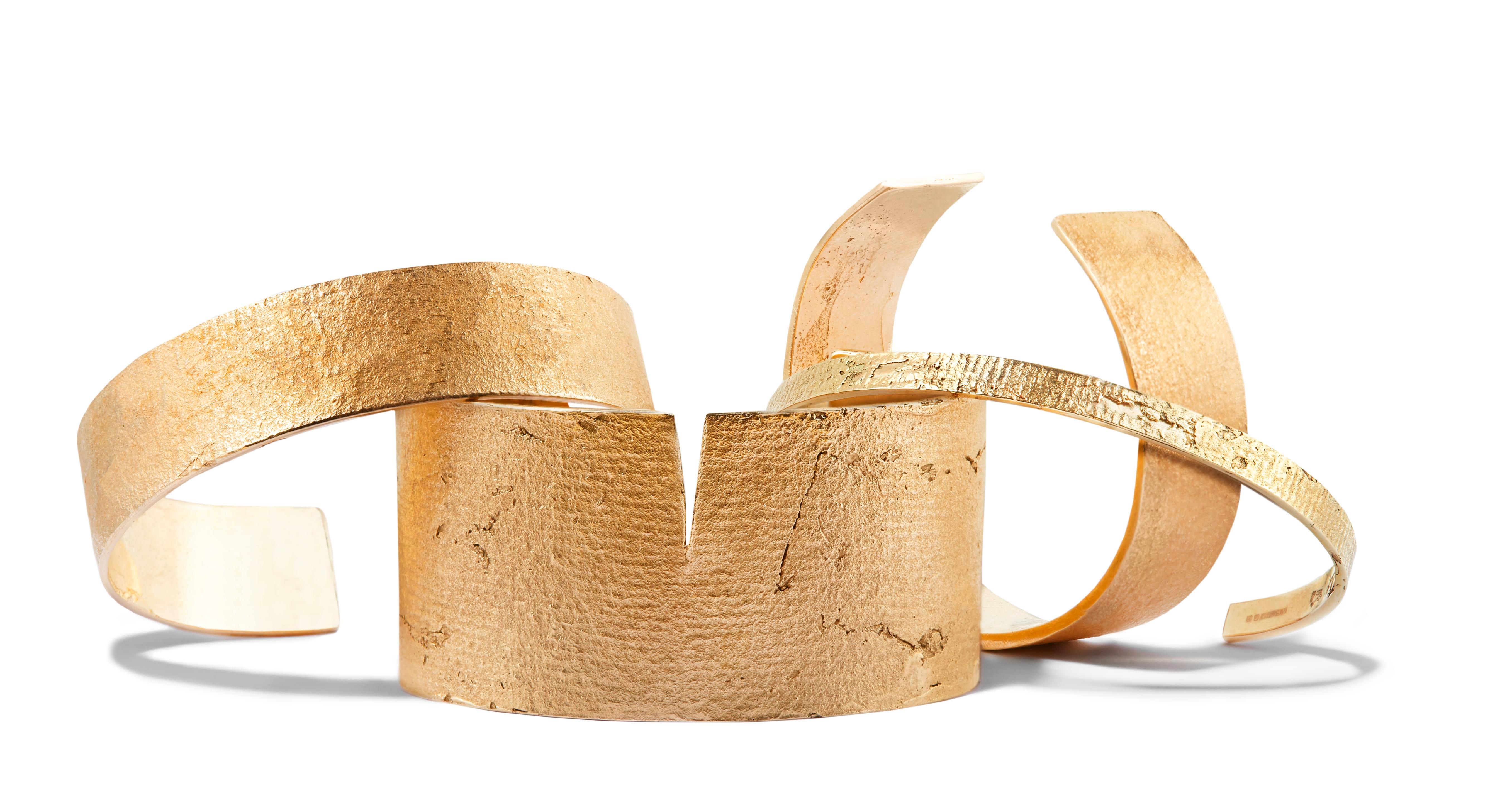 Ce bracelet manchette classique est fabriqué à la main en or massif de 9 carats avec une texture rustique chatoyante.

Chaque pièce de cette collection est fabriquée individuellement à la main sur papier et coulée directement dans du métal précieux