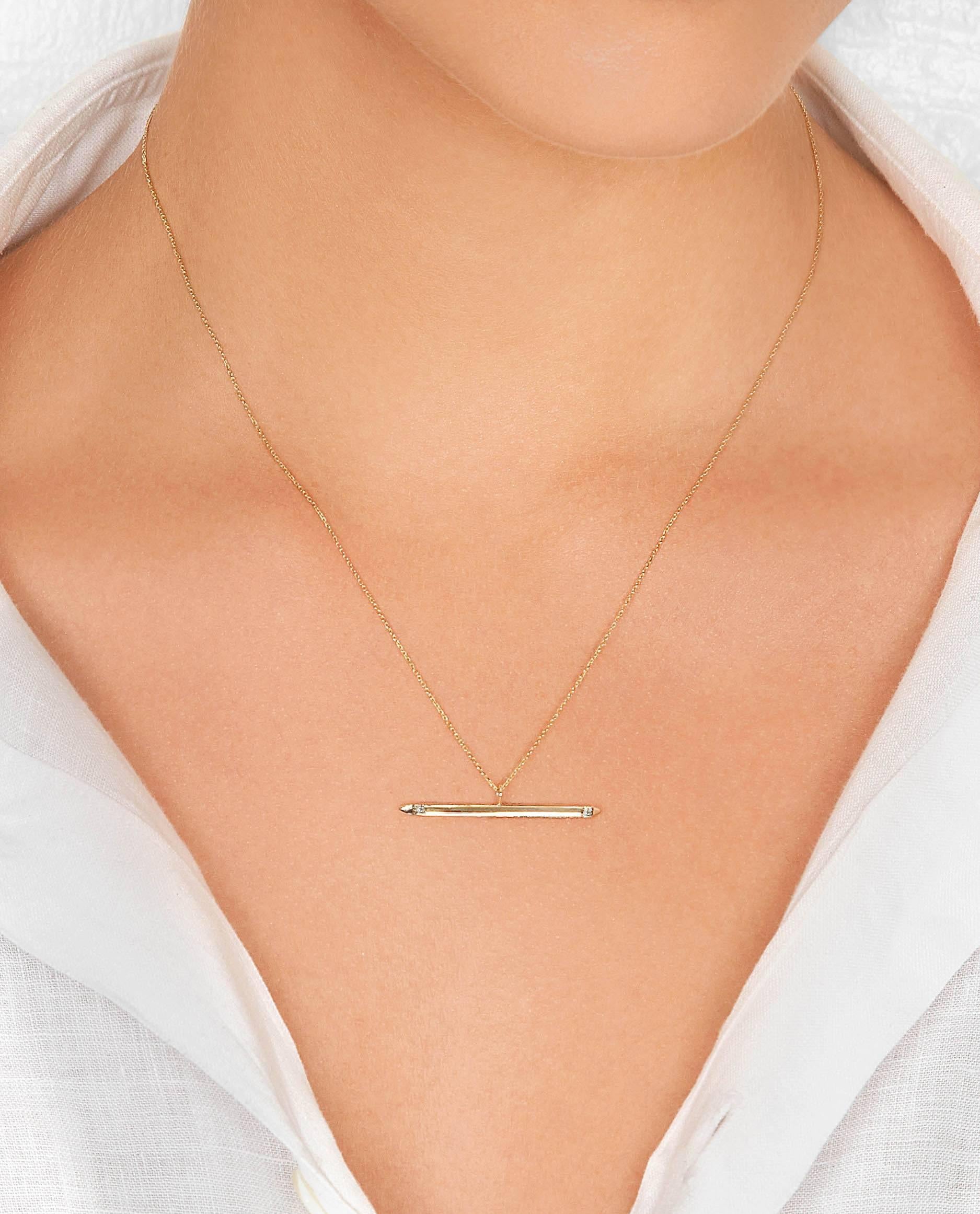 Ce pendentif en forme de lance est réalisé en or jaune 9 carats accentué de deux diamants blancs et enfilé sur une fine chaîne en or de 40,64 cm. Le poids total en carats des diamants est de 0,08 carat de diamants de qualité H/VS1 et le pendentif