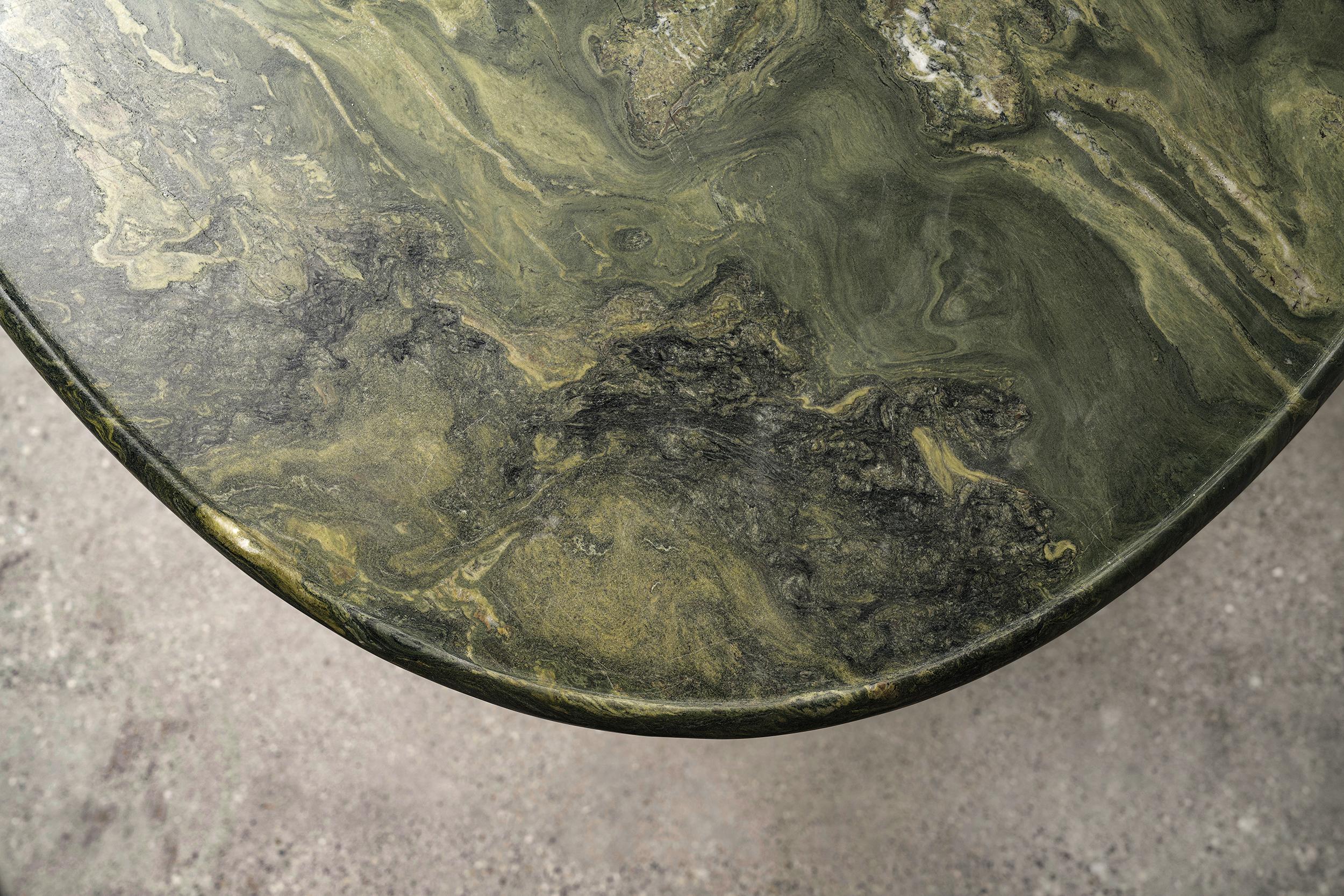 Cette table en ganite massif est un ensemble de grande qualité conçu par Thomas Vlach, édité par Parsa edition.
Table aux dimensions extraordinaires, Otello trouve son équilibre dans la dualité de son design.
La douceur de ses courbes contraste avec