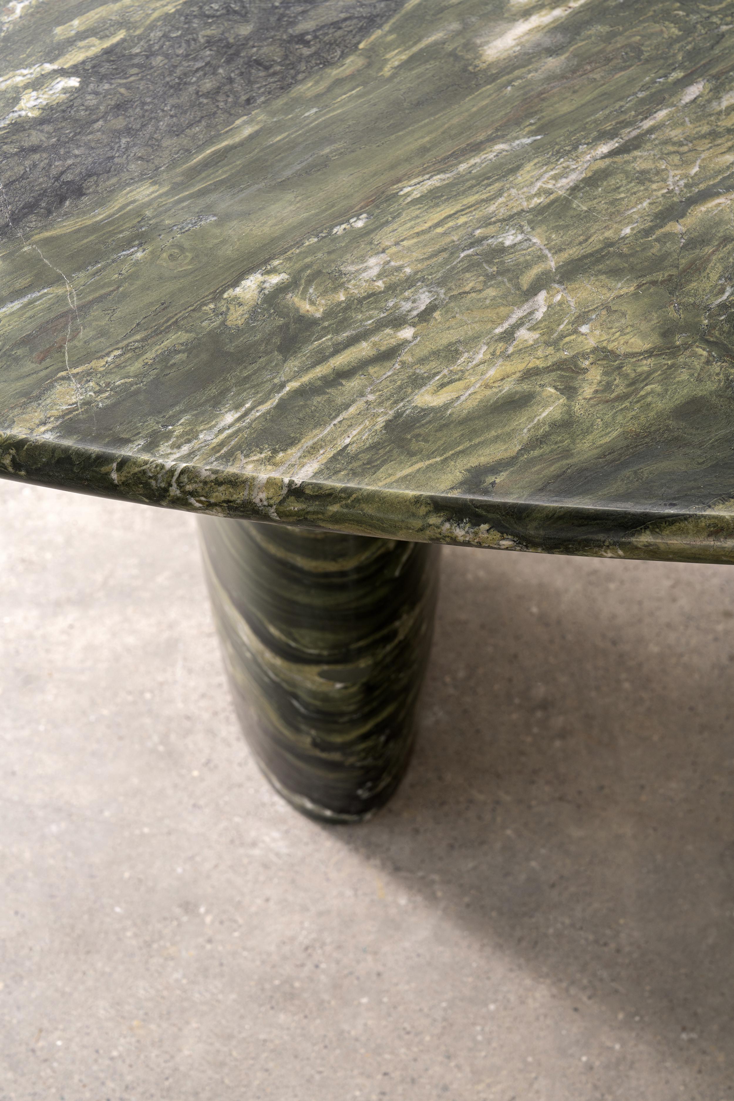 Perse Table en granit massif en vente