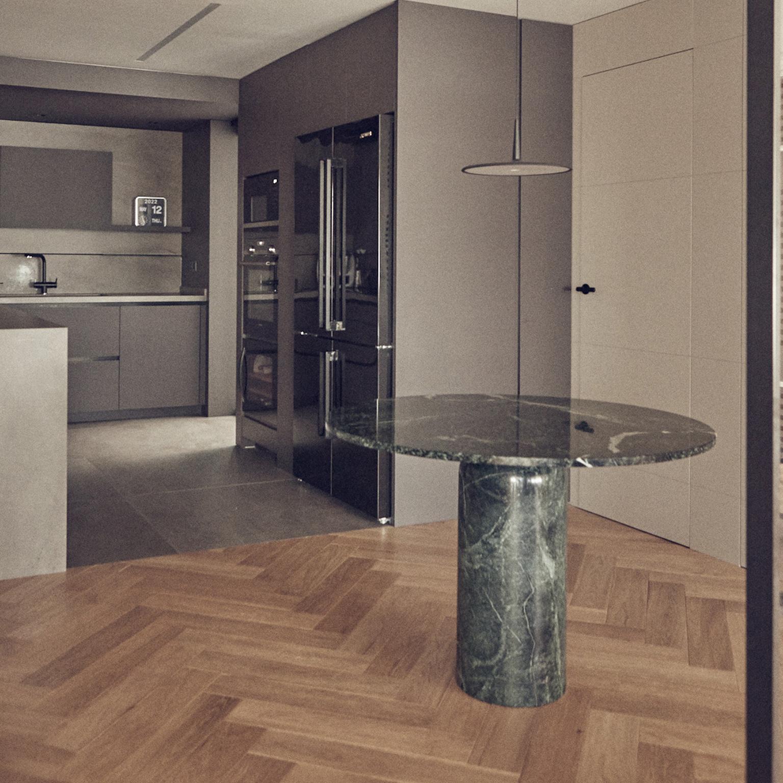 mármol macizo Macael Verde, mesa de comedor redonda con detalle de latón, Roser en venta 3