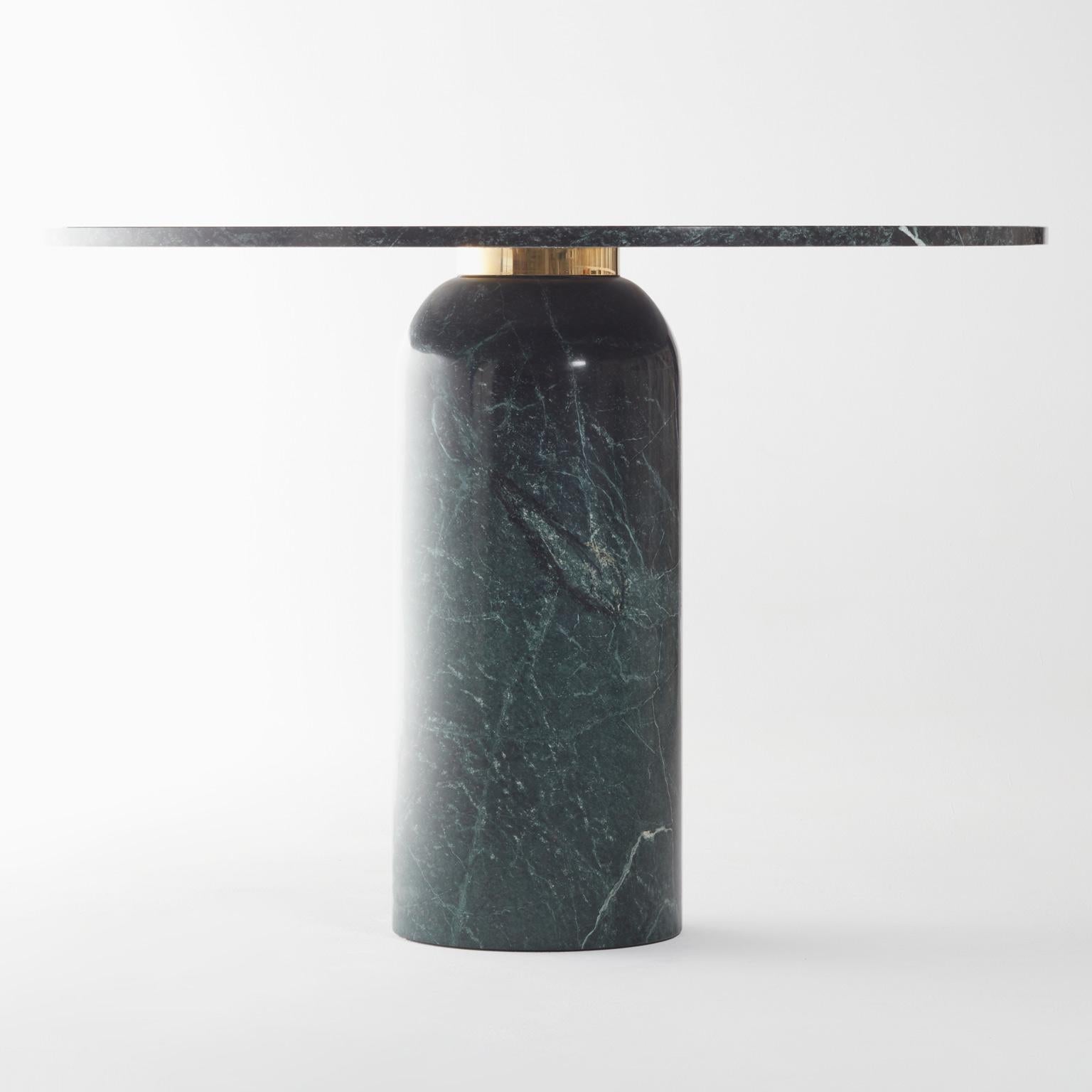 La mesa Roser combina a la perfección elegancia y sentido práctico, sirviendo tanto de mesa funcional como de sofisticado centro de recepción. Su versatilidad garantiza que se adapte con gracia a diversos entornos, encarnando un estilo atemporal. Su