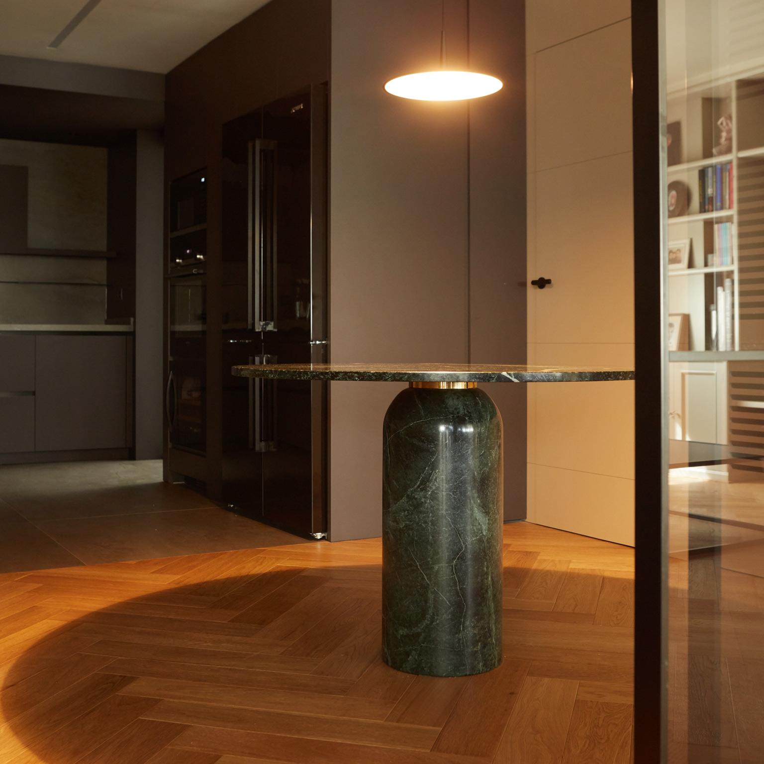 mármol macizo Macael Verde, mesa de comedor redonda con detalle de latón, Roser en Nuevo estado para la venta en Terrassa, Catalonia