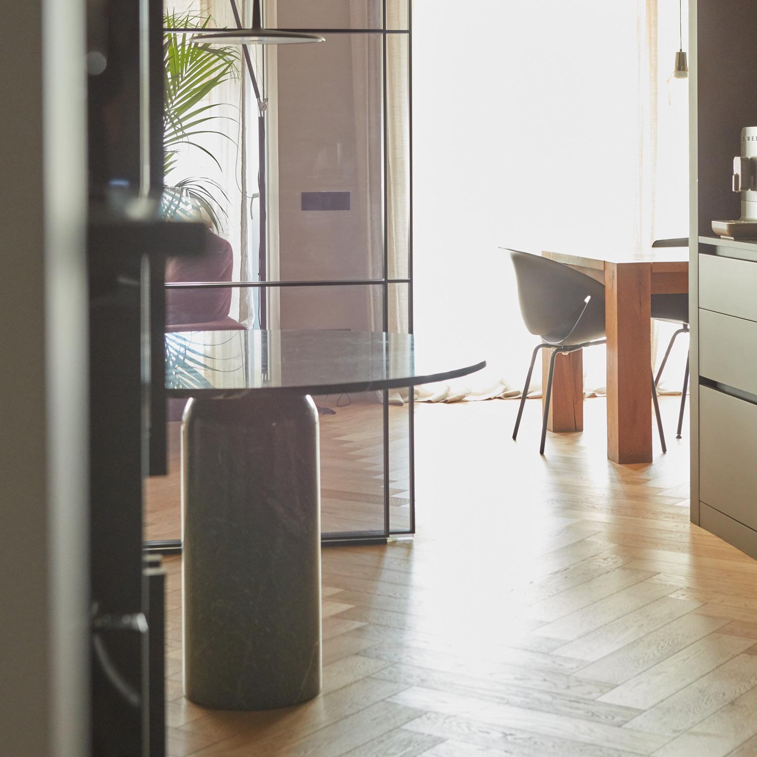 mármol macizo Macael Verde, mesa de comedor redonda con detalle de latón, Roser Latón en venta