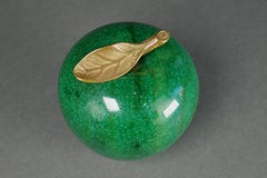Sculpture presse-papiers de bureau pomme en marbre vert massif et feuille de laiton