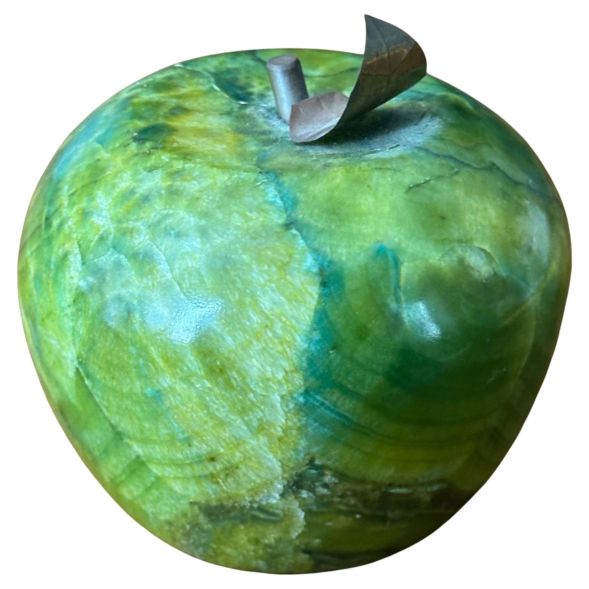 Fermacarte o scultura di mela in marmo verde massiccio con accenti in ottone, circa anni '70. Il pezzo è in ottime condizioni vintage, senza scheggiature o crepe, e misura 3