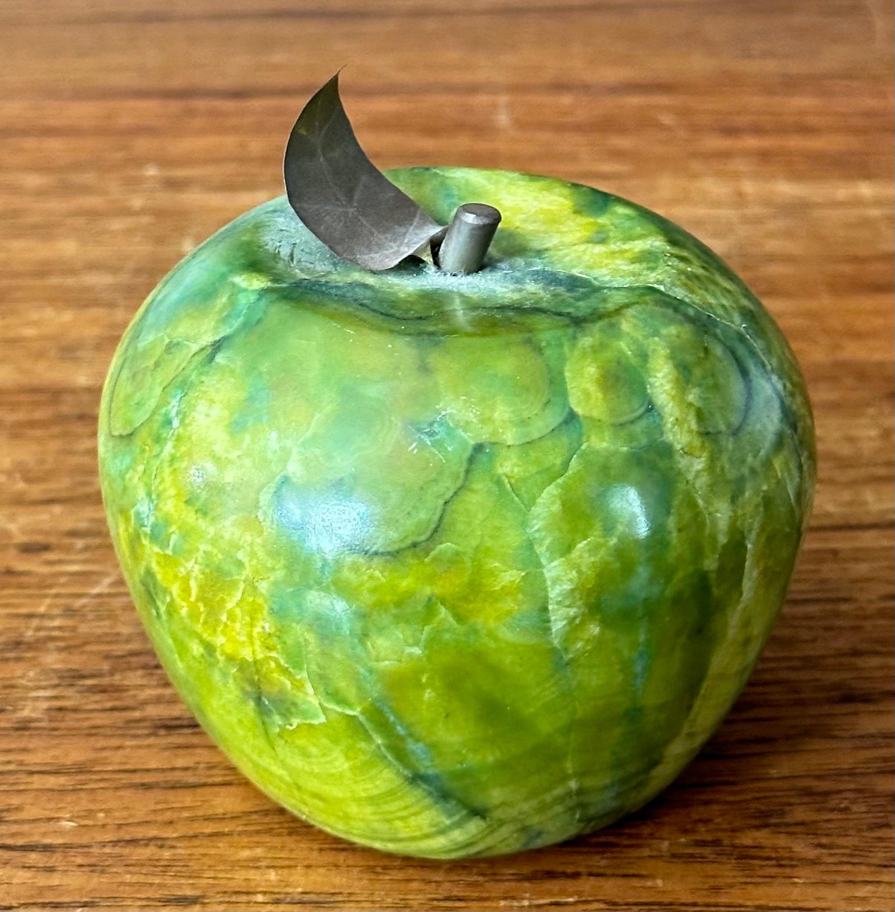 Mid-Century moderno Fermacarte a forma di mela in marmo verde massiccio con stelo in ottone in vendita