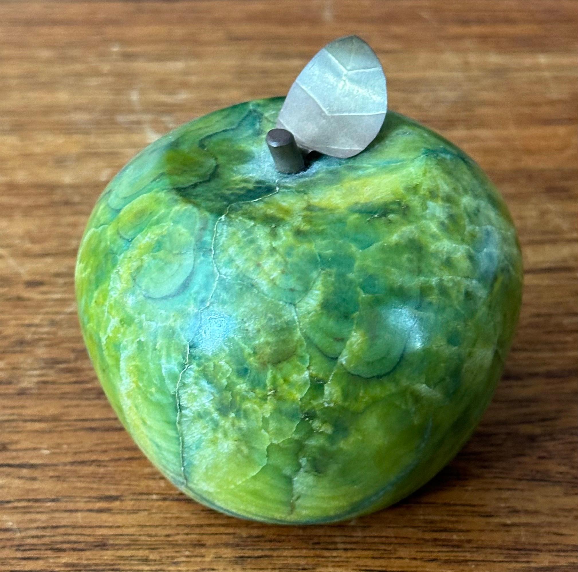 Italiano Fermacarte a forma di mela in marmo verde massiccio con stelo in ottone in vendita
