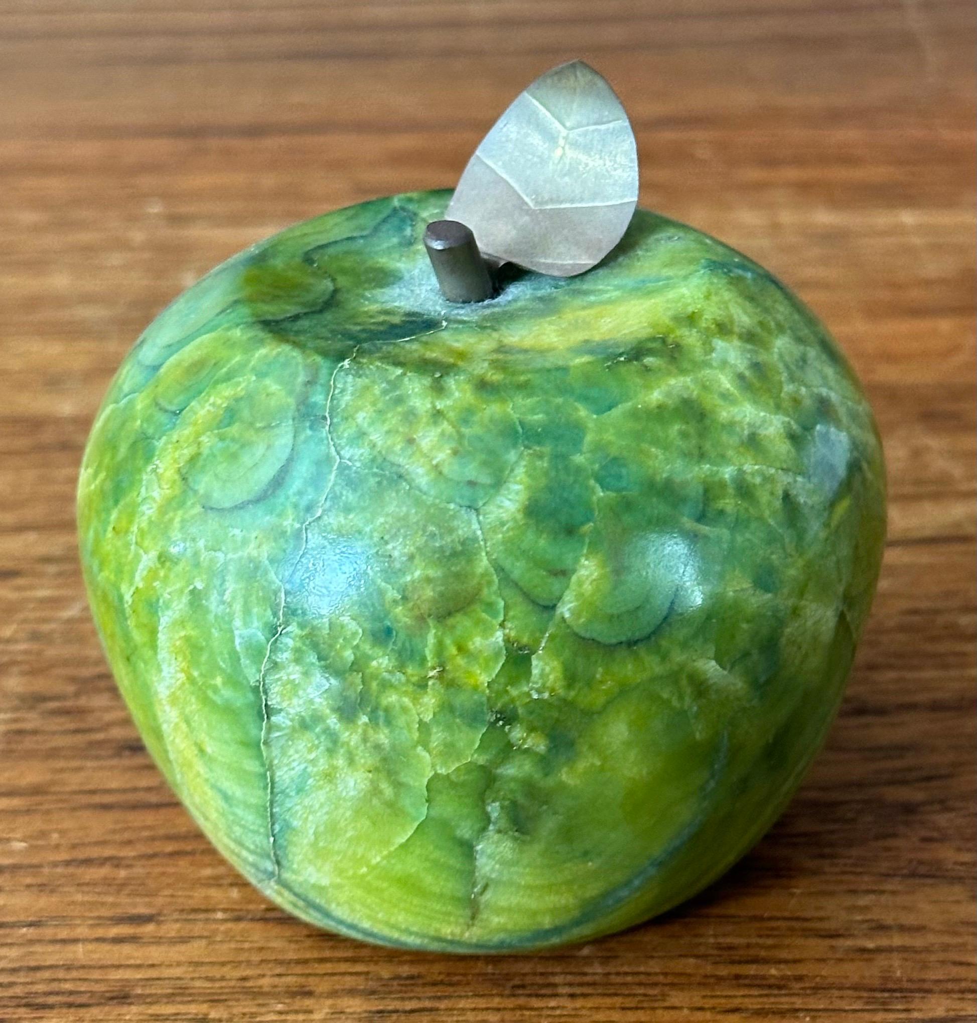 Fermacarte a forma di mela in marmo verde massiccio con stelo in ottone In condizioni buone in vendita a San Diego, CA