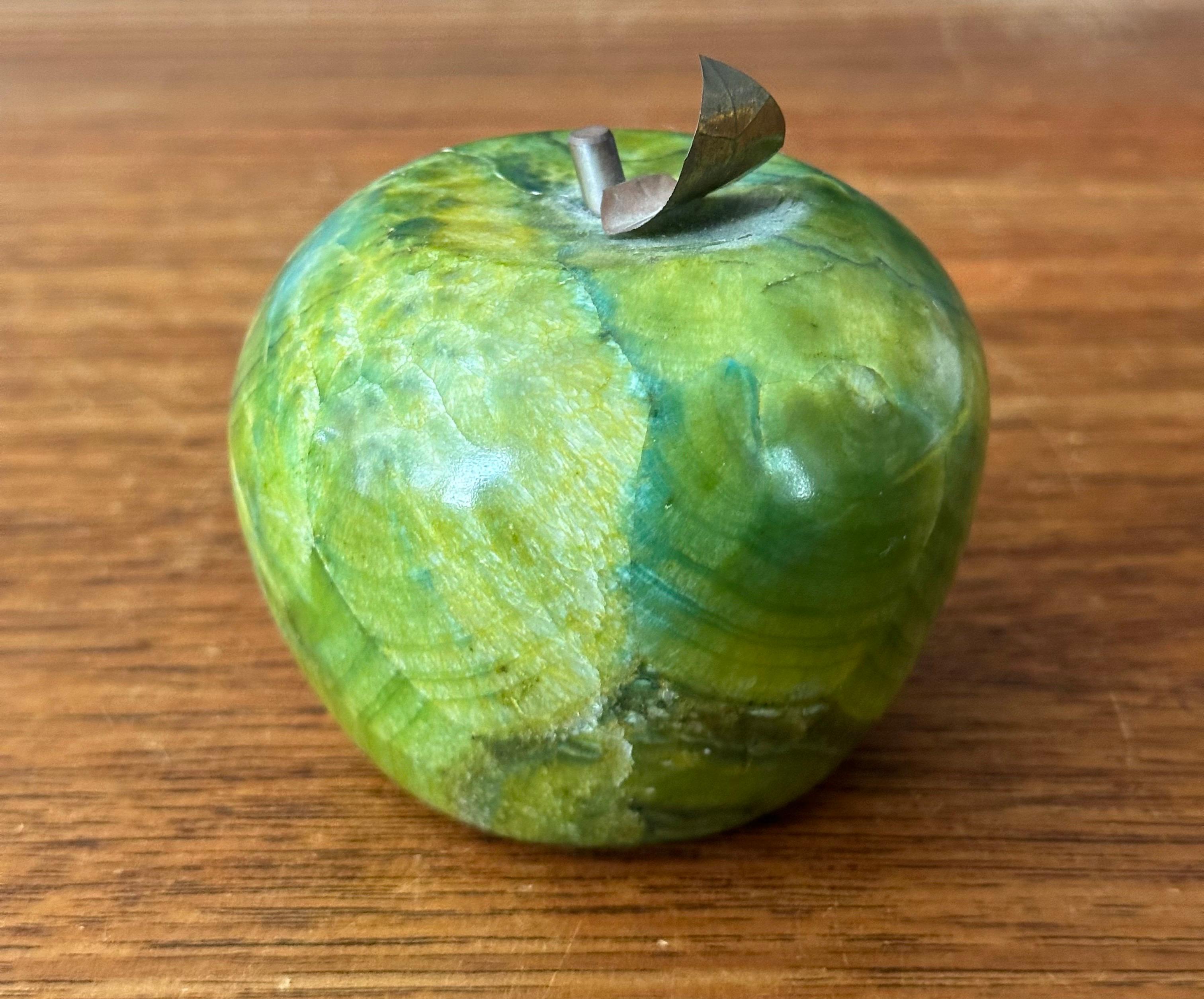 XX secolo Fermacarte a forma di mela in marmo verde massiccio con stelo in ottone in vendita