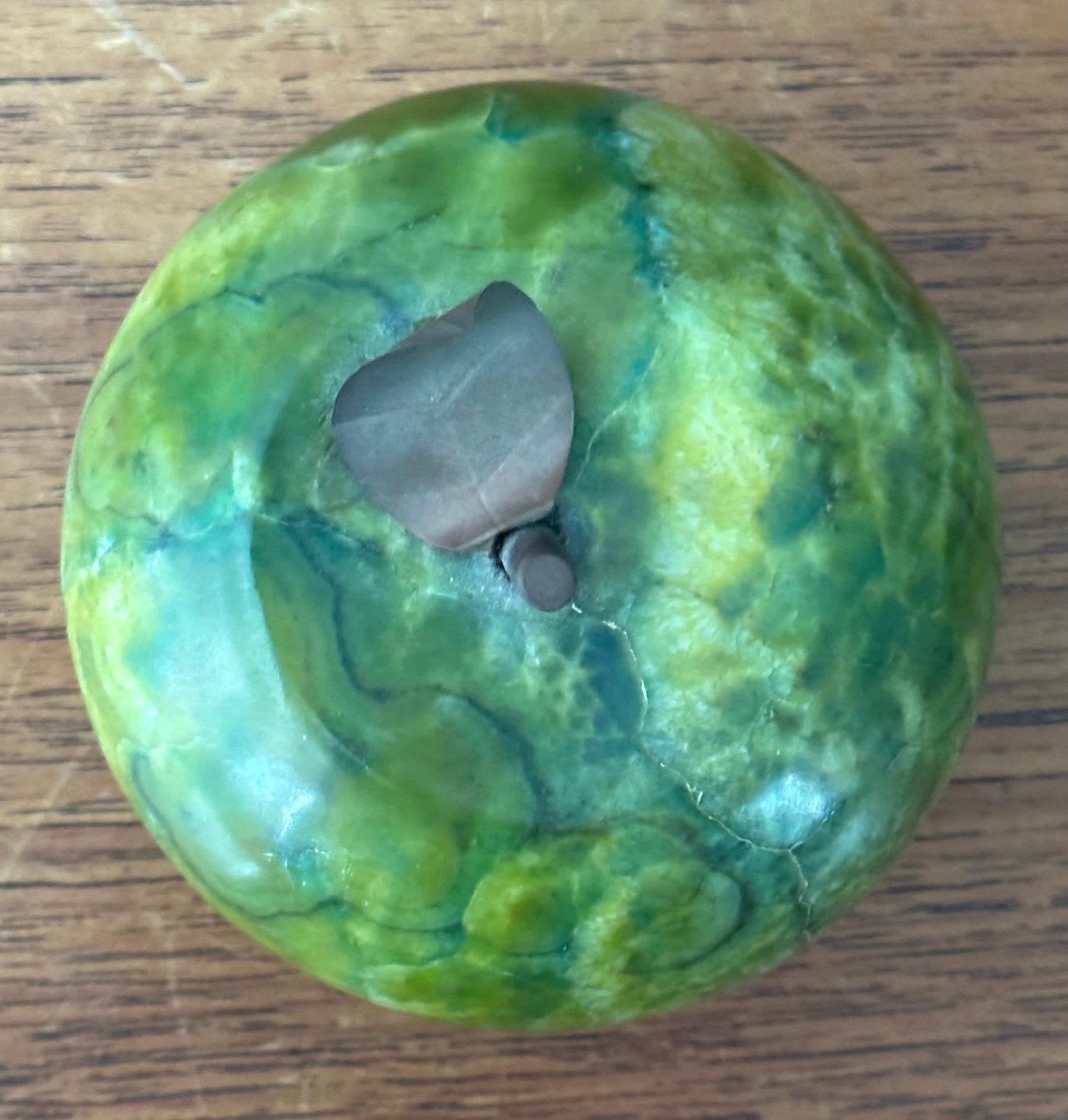 Fermacarte a forma di mela in marmo verde massiccio con stelo in ottone in vendita 1