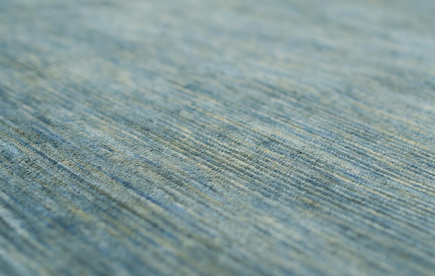 Seda de nudo fino de tinte natural verde sólido con paneles finales dorados de Joseph Carini Nepalés en venta