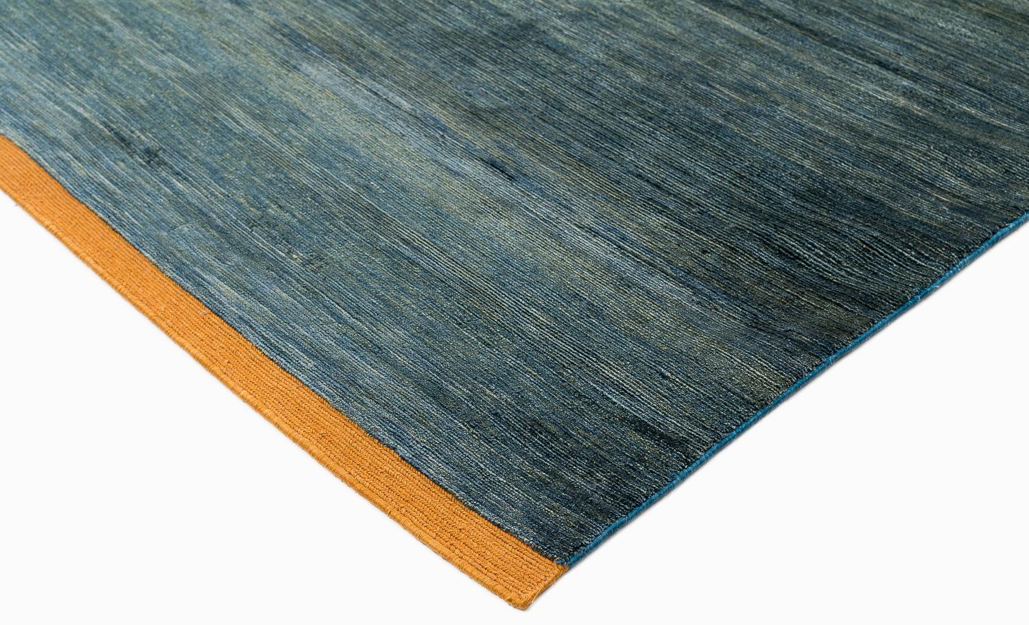 Seda de nudo fino de tinte natural verde sólido con paneles finales dorados de Joseph Carini Teñido con vegetales en venta