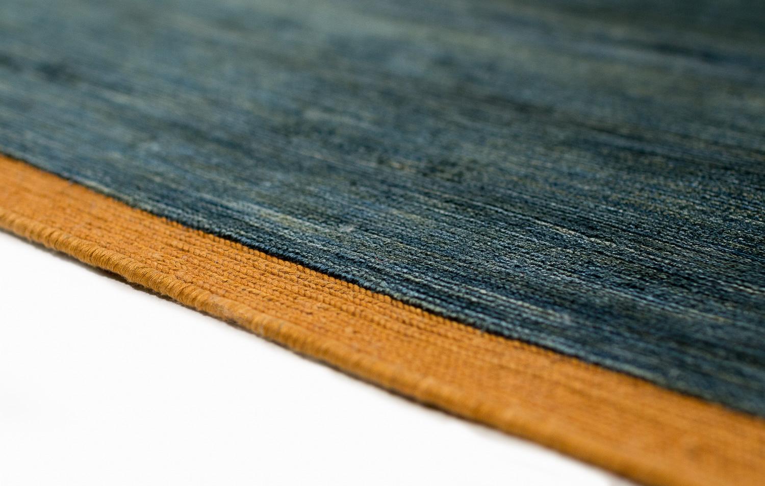 Seda de nudo fino de tinte natural verde sólido con paneles finales dorados de Joseph Carini en Nuevo estado para la venta en New York, NY
