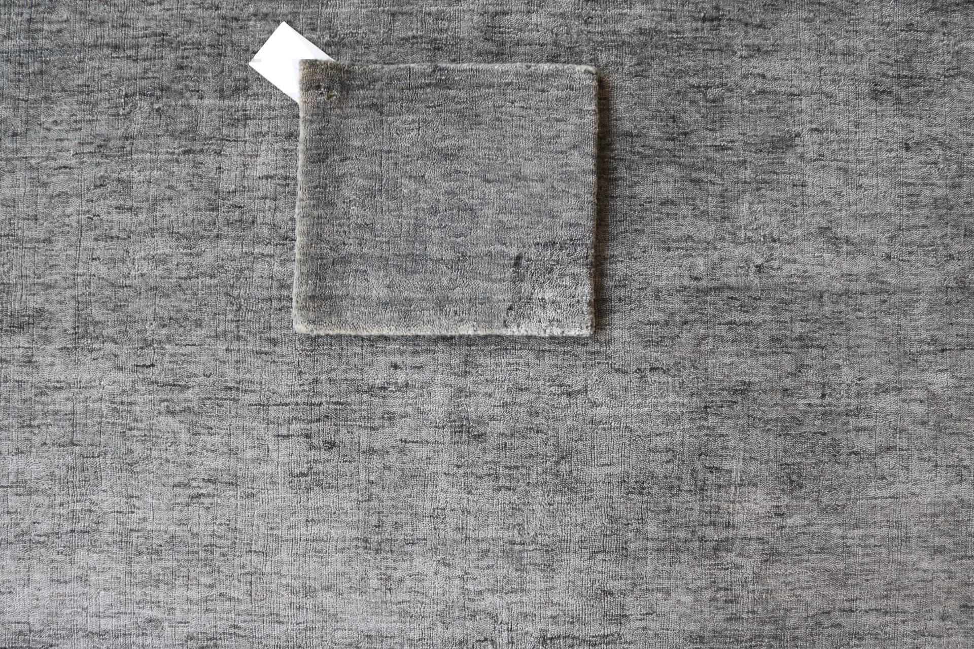 Minimalistischer moderner handgewebter Teppich aus massivem grauem Bambusseide, auf Lager (Industriell) im Angebot