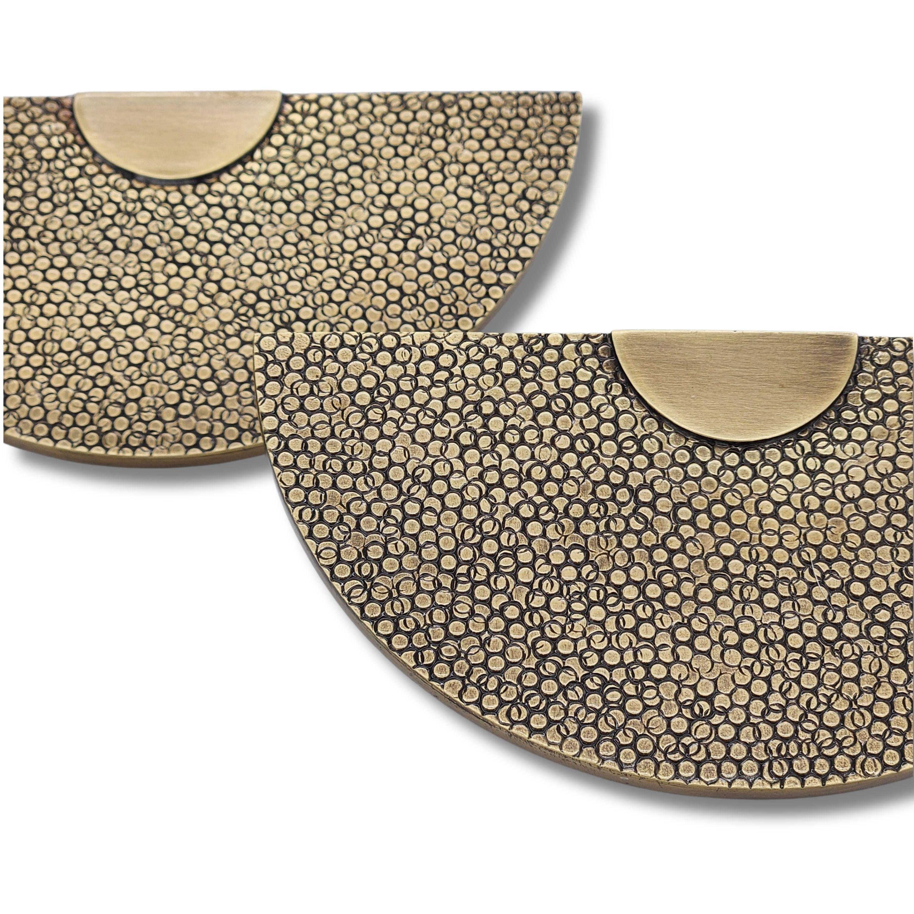 Marocchino Tirante per mobile in ottone massiccio martellato  Ø12 cm Collezione Art Déco in vendita