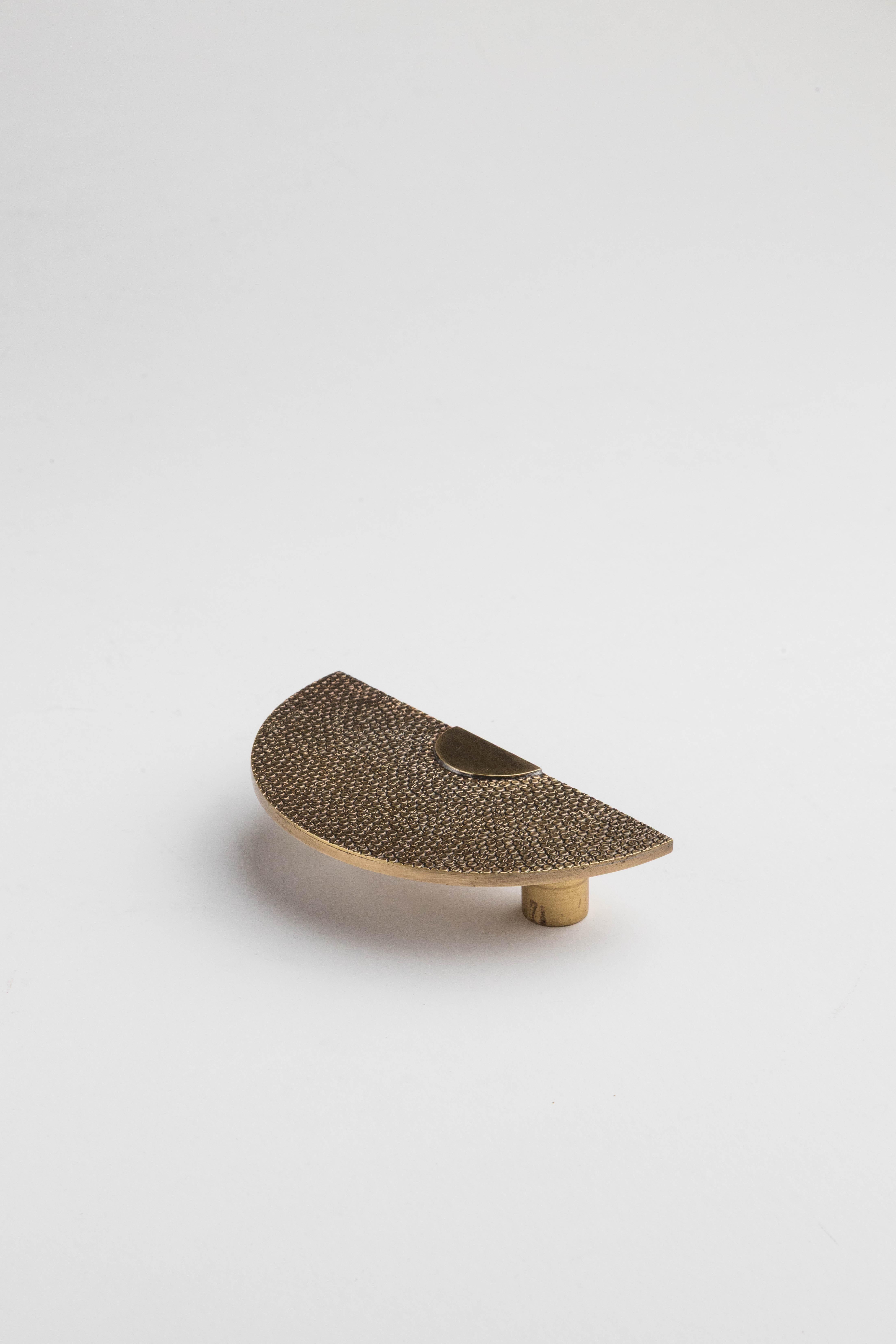 XXI secolo e contemporaneo Tirante per mobile in ottone massiccio martellato  Ø12 cm Collezione Art Déco in vendita