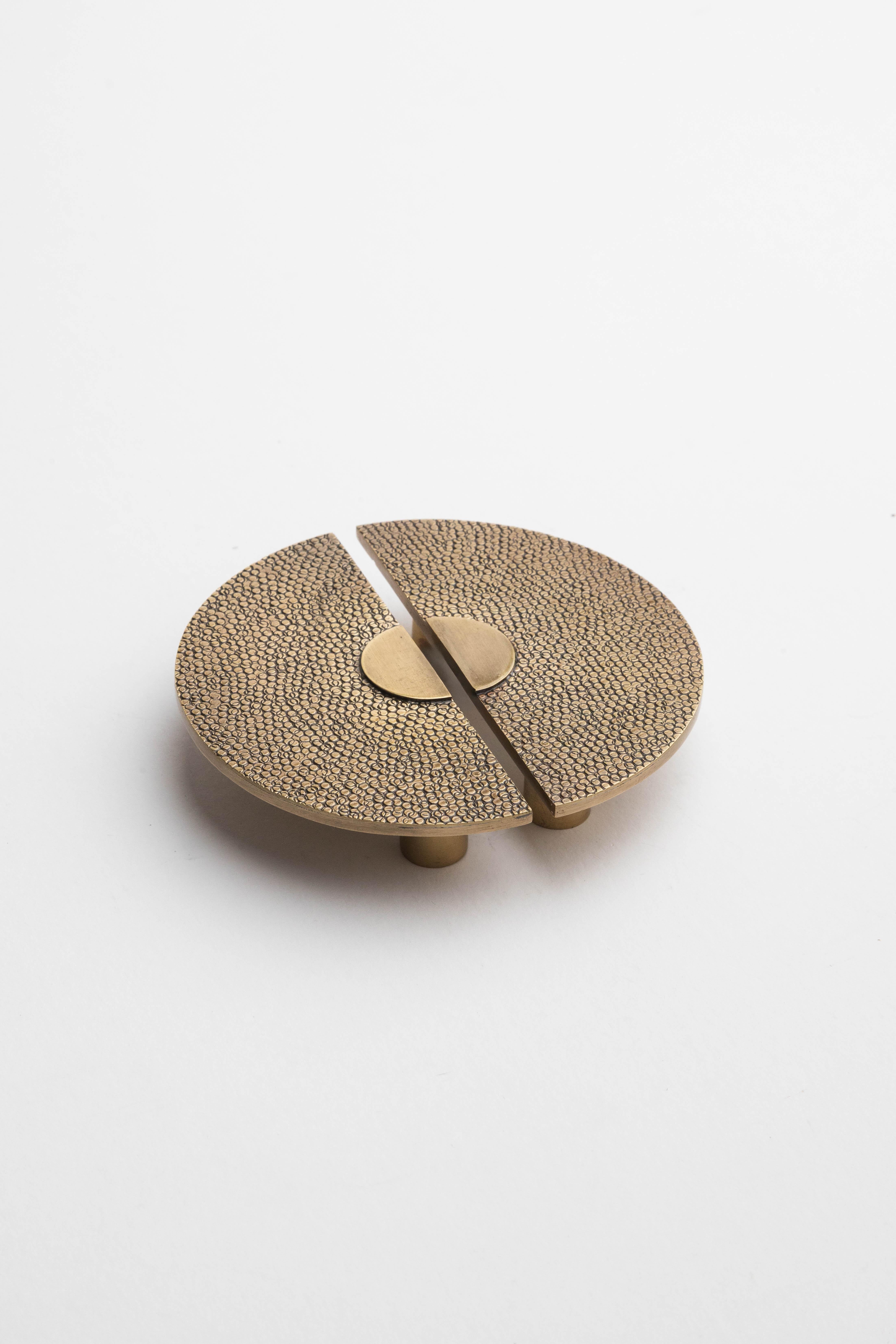 Tirante per mobile in ottone massiccio martellato  Ø12 cm Collezione Art Déco in vendita 1