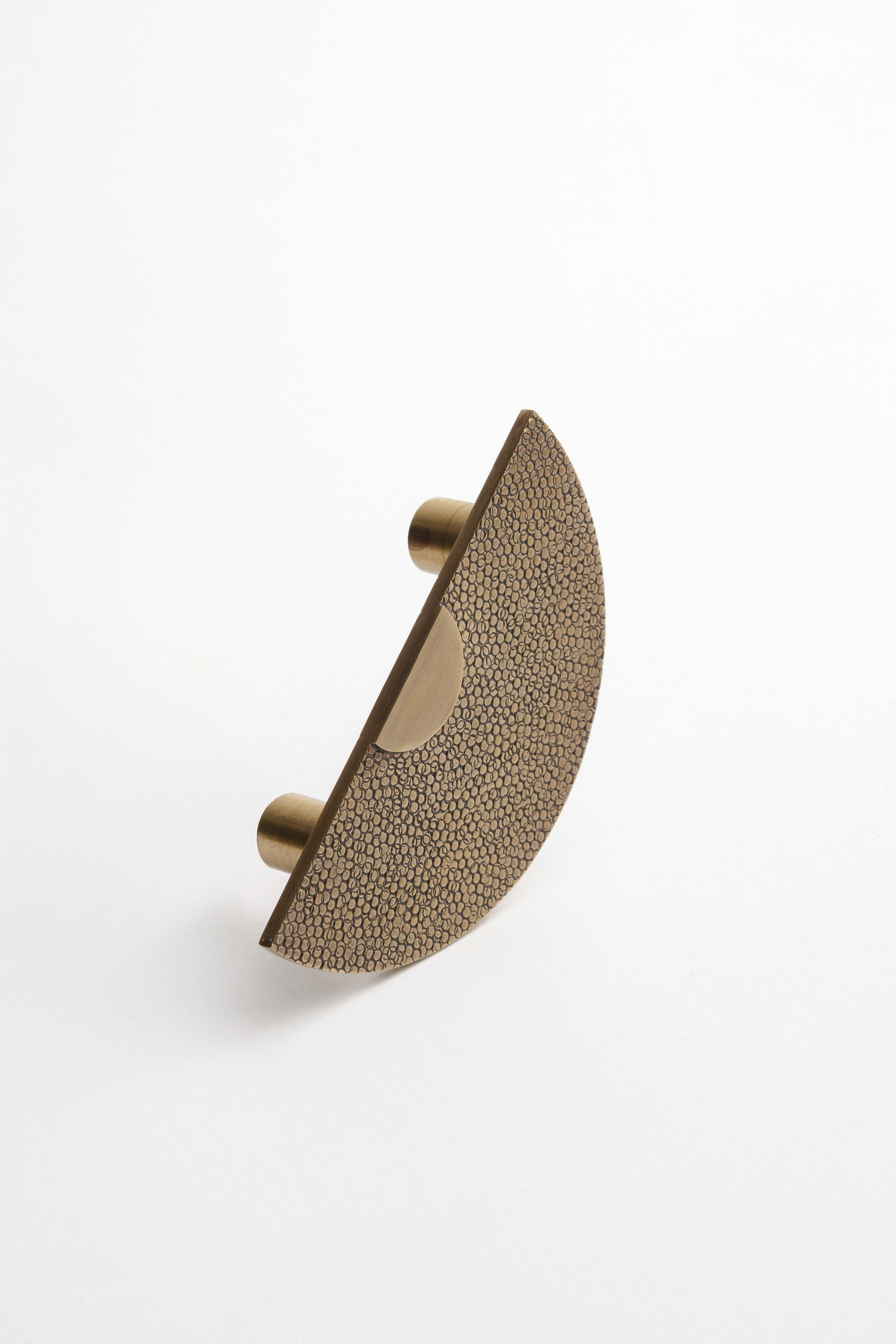 Tirante per mobile in ottone massiccio martellato  Ø12 cm Collezione Art Déco in vendita 2