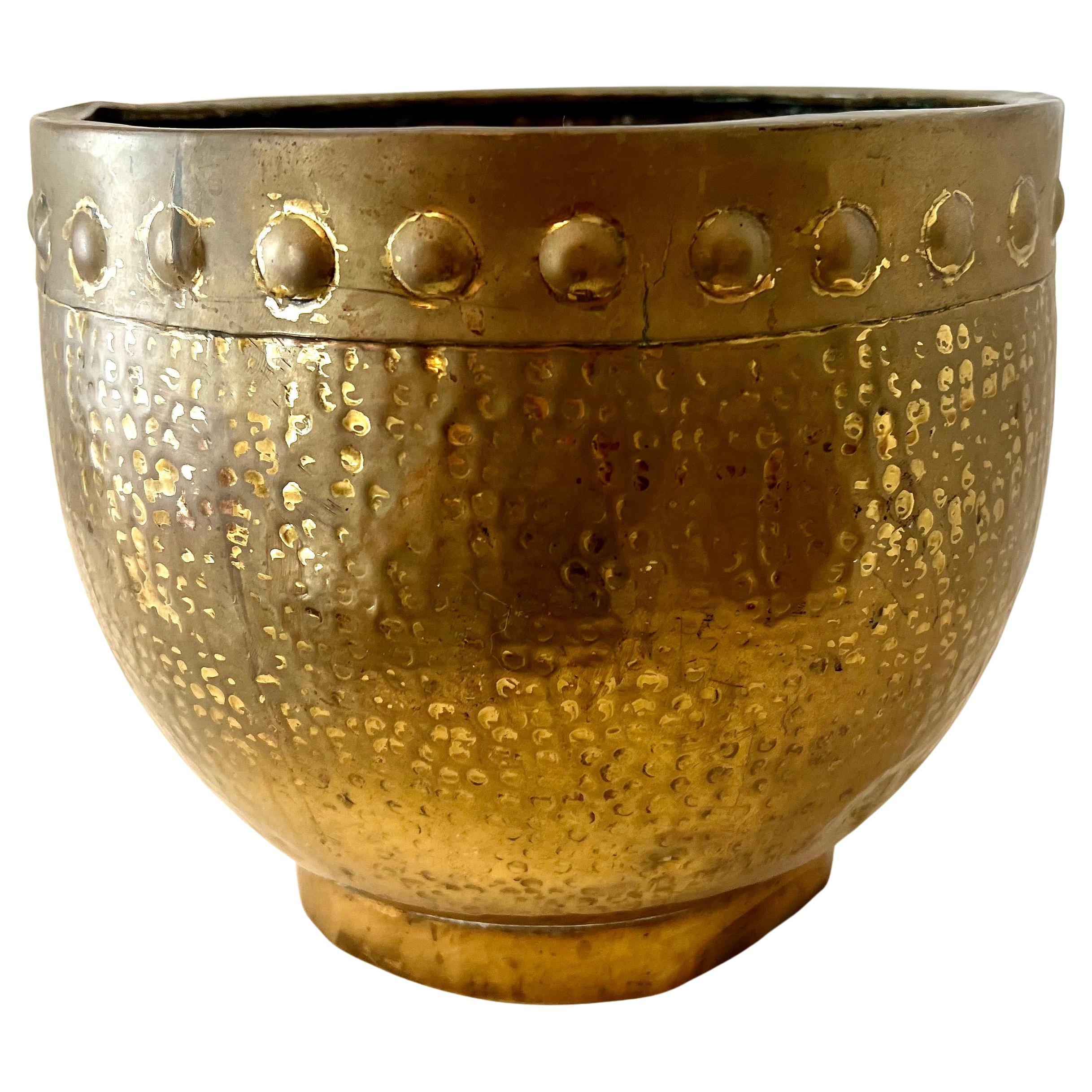 A very nice Cachepot Jardiniere or planter. The piece is hammered brass and has a nice rim detail - perfect for the interior or garden. A nice piece for an indoor plant, on an entry, side or console table.

A compliment to many settings - an old