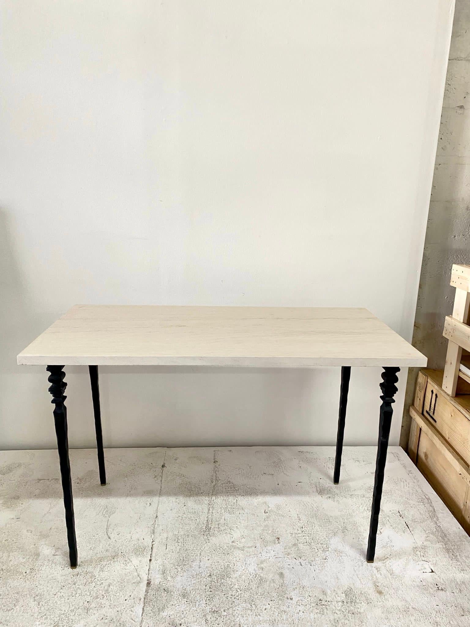 Console / table de service en fer et calcaire avec base en fer noirci et pieds en laiton dans le style de Giacometti ; le dessus est en calcaire naturel mat, très beau.
