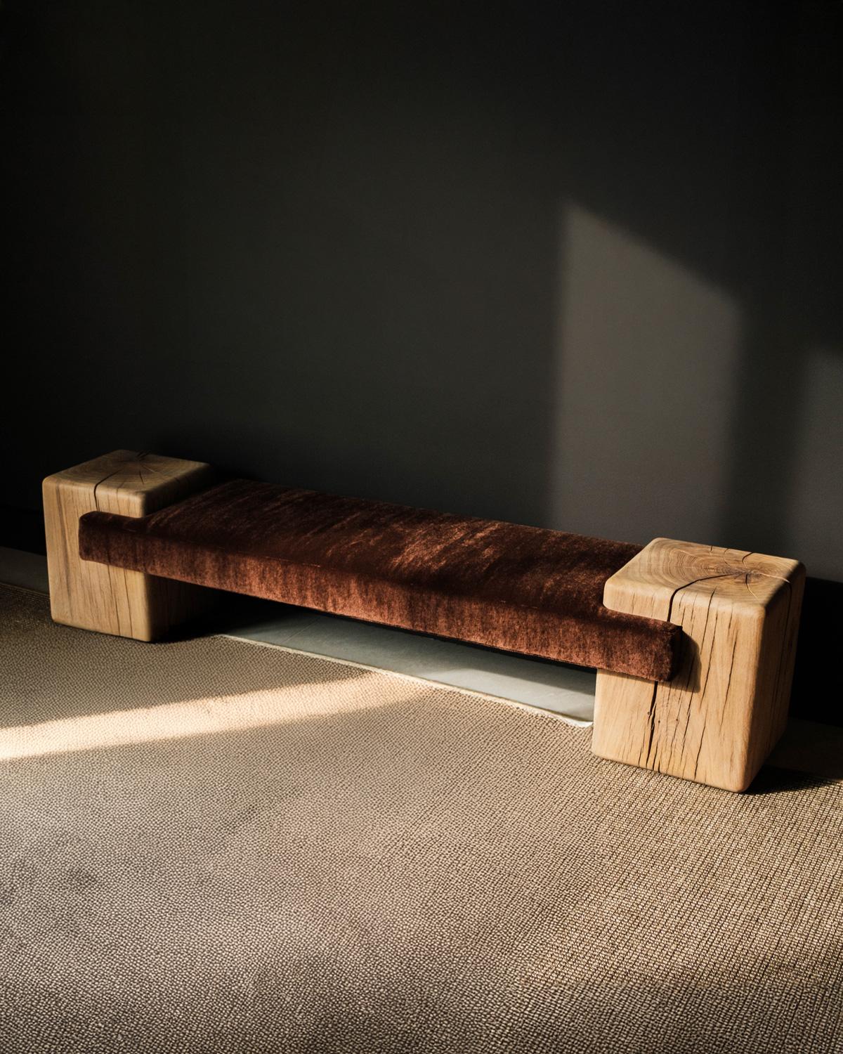 Die Oak Redux Bench ist eine beeindruckende Studie der Ausgewogenheit, gefertigt aus massiver französischer Eiche und gepolstert mit luxuriösem Mohair. Jedes Stück wird in Frankreich von Hand geformt, so dass jede Bank ein absolutes Unikat ist. Die