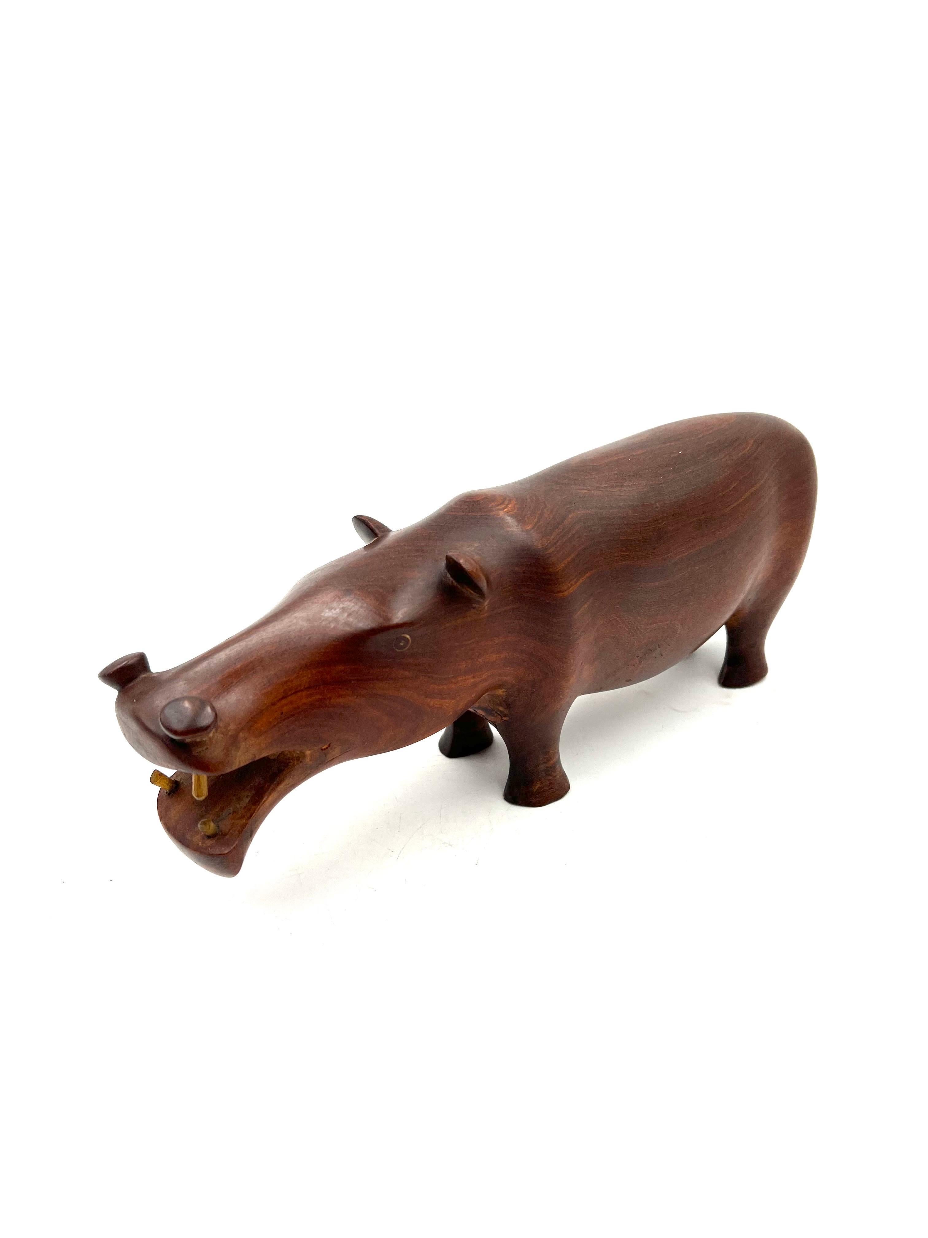 Magnifique et rare sculpture d'Hippopotame en bois de rose sculpté à la main avec des dents en os, circa 1970, bel état d'origine sans éclats, fissures ou rayures.