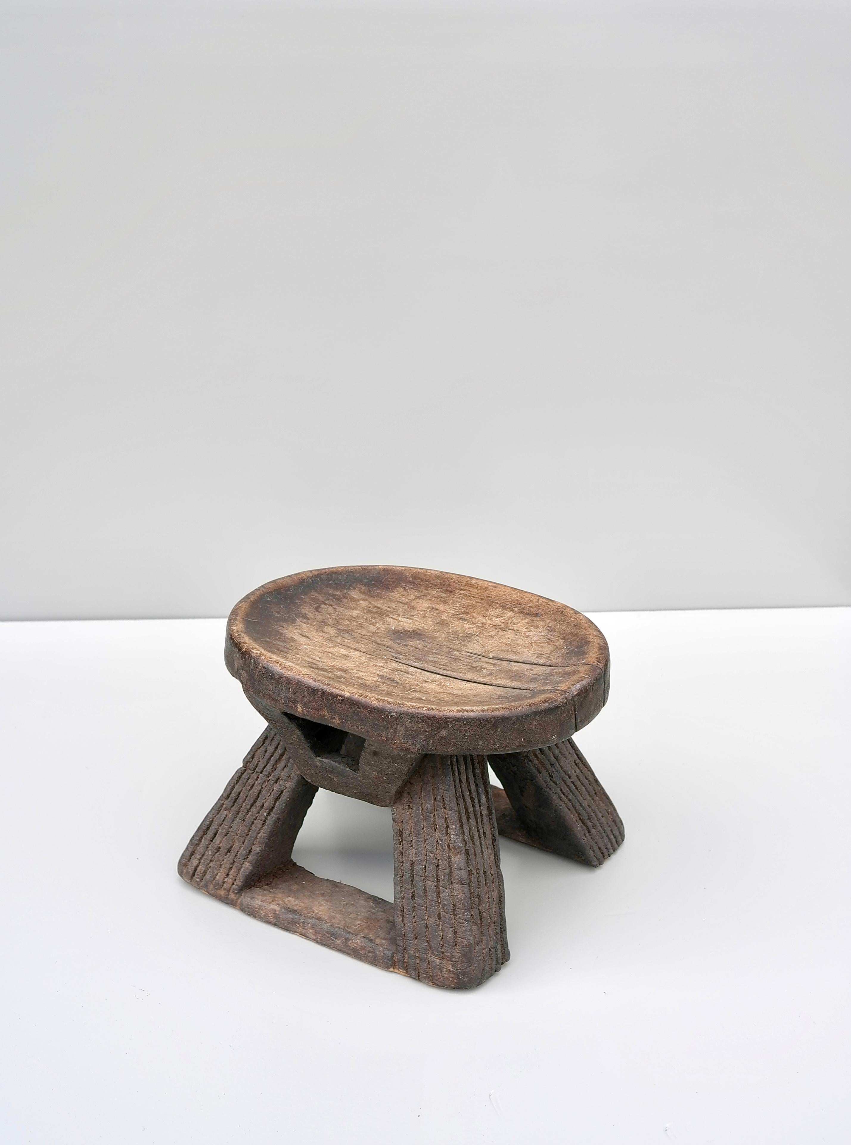 Mid-Century moderno Sgabello in legno massiccio intagliato a mano Bamileke Camerun Afrika in vendita