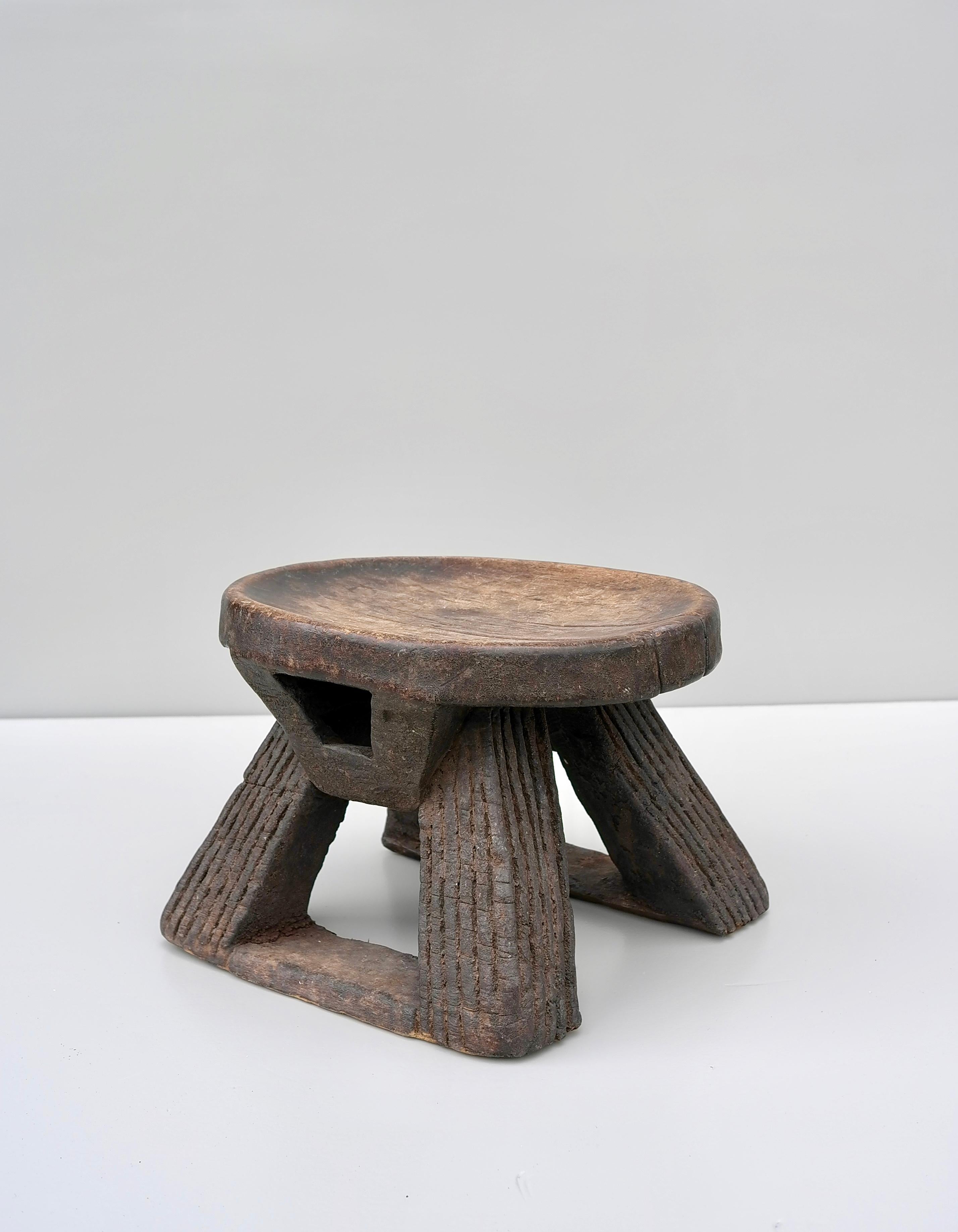 Solid hand Carved Wooden Stool Bamileke Cameroon Afrika In Good Condition For Sale In Den Haag, NL