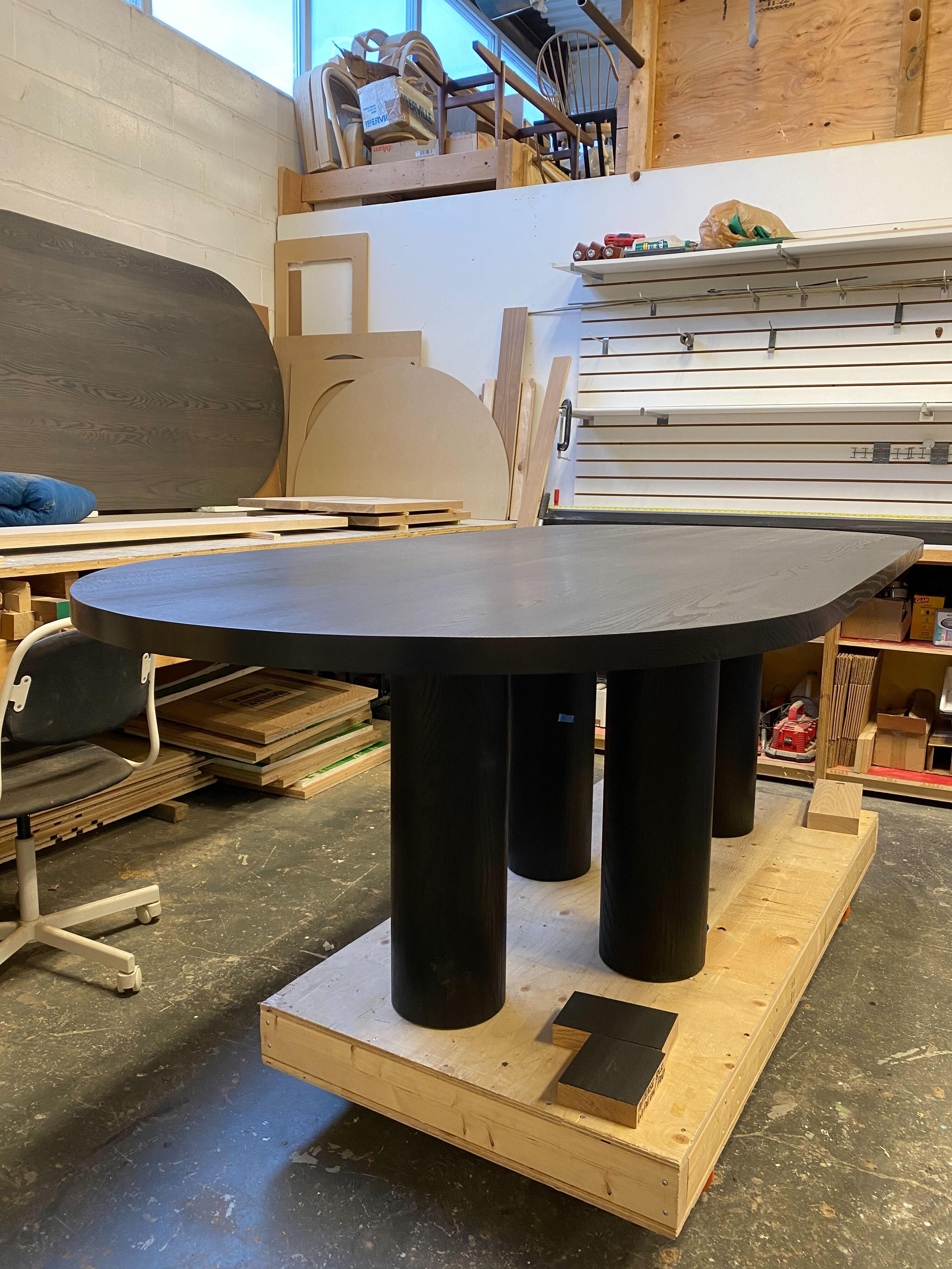 Organique Table Eden en chêne massif noirci fabriquée à la main 96 po. (L) Mary Ratcliffe Studio en vente