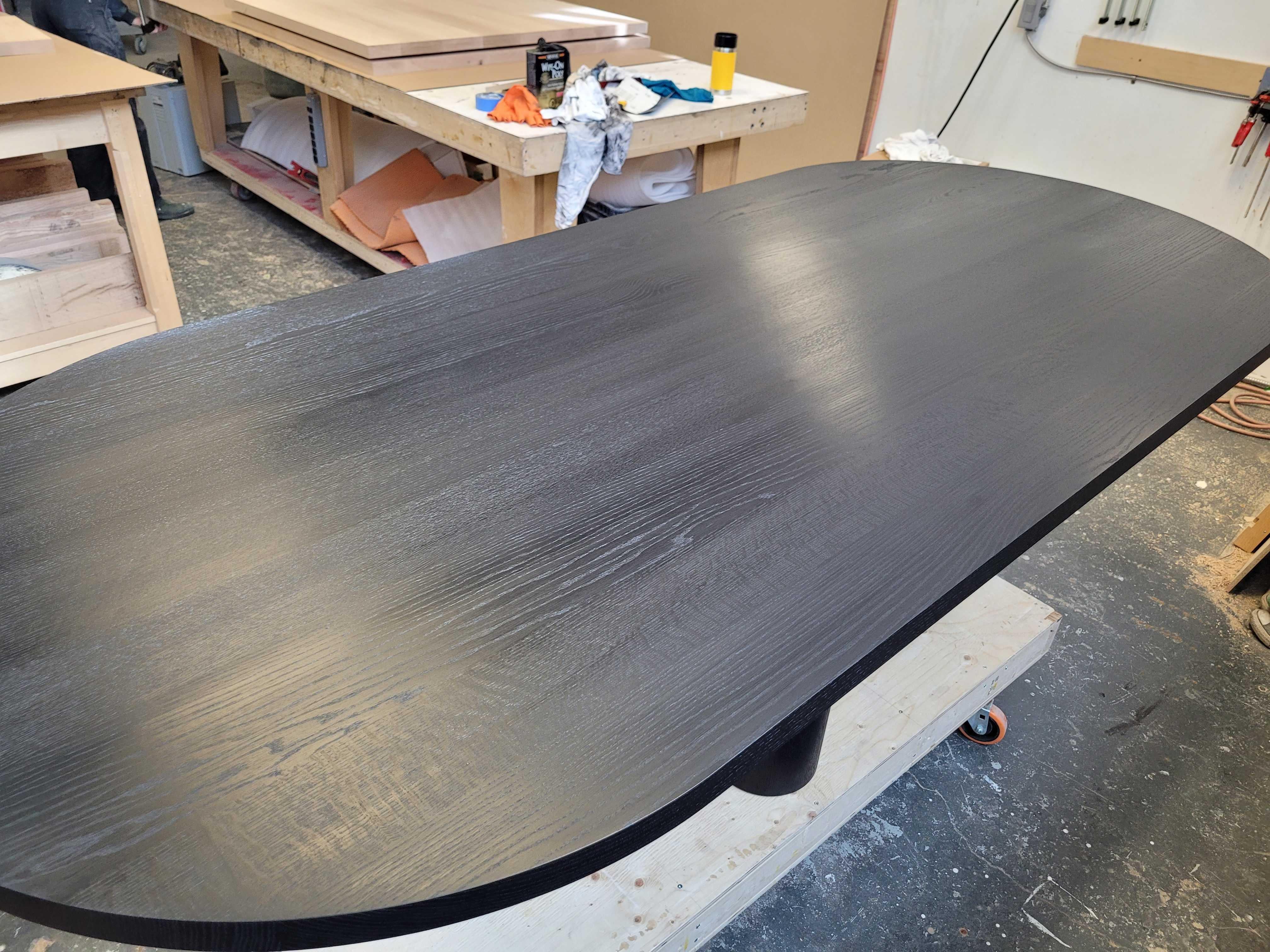 Canadien Table Eden en chêne massif noirci fabriquée à la main 96 po. (L) Mary Ratcliffe Studio en vente